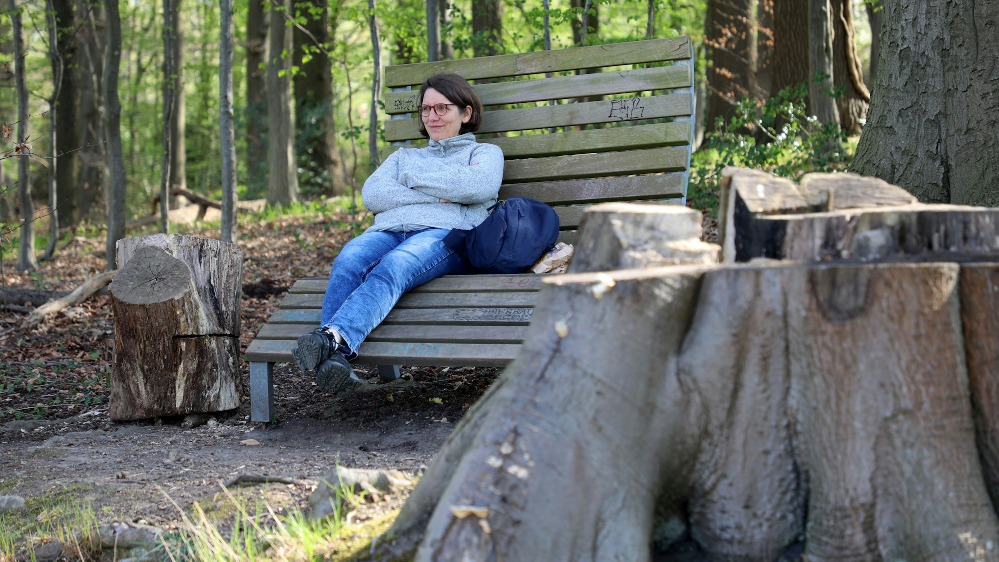 Eine Frau sitzt auf einem Waldsofa bei Odenthal-Selbach.