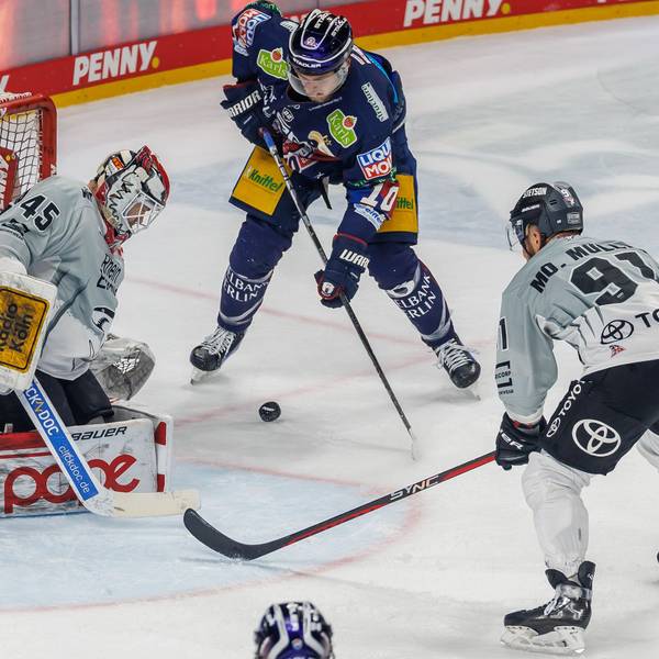 Haie-Backup Tobias Ancicka (l) und Kapitän Moritz Müller verteidigen das Tor gegen Berlins Lean Bergmann (M).