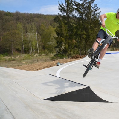 Mit Spaß bei der Arbeit: Bauleiter Janis Ilyines testet im fertigen Street-Flow-Park die Obstacles, die Hindernisse. Dieser ist des neuen Rollsportparks an der Klus in der Waldbröler Ortschaft Niederhof.