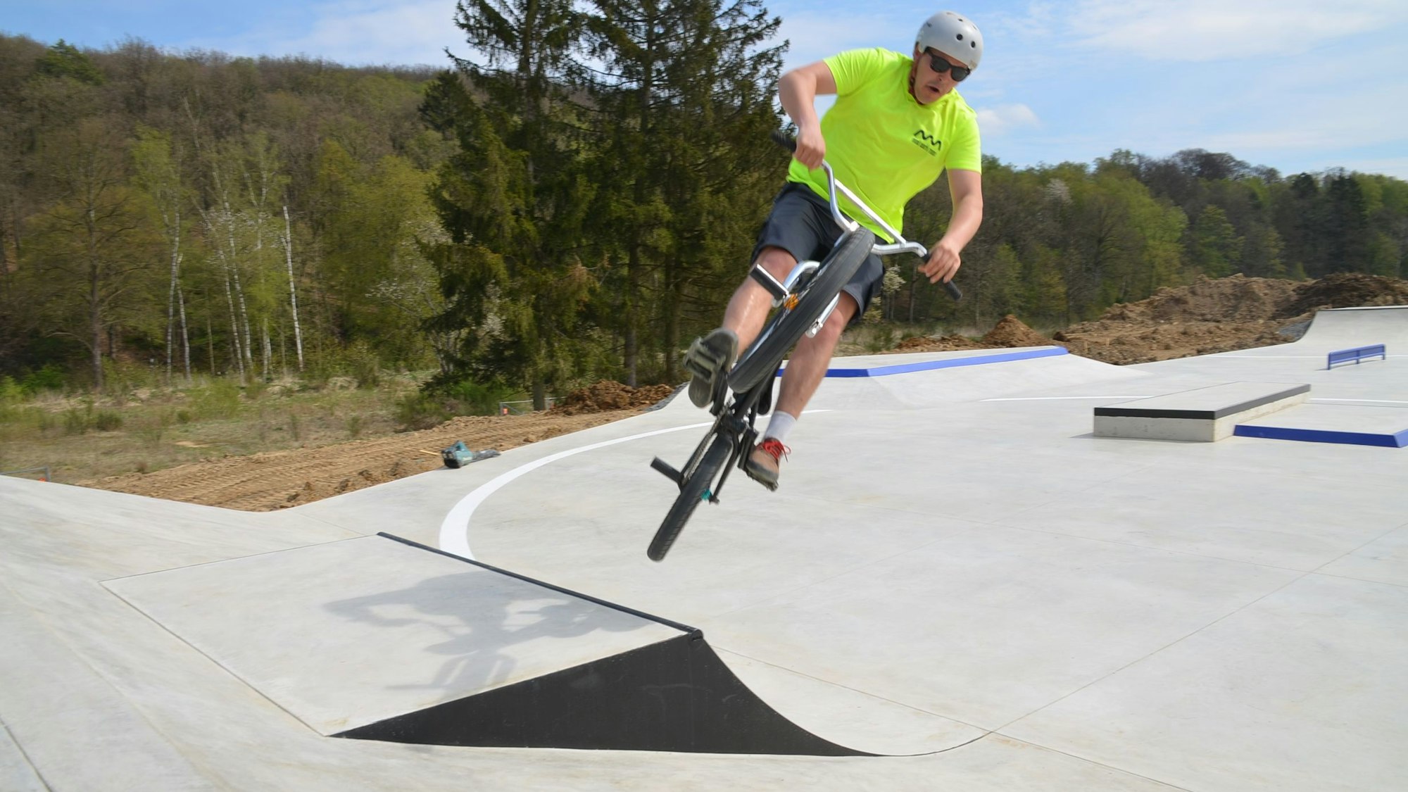 Mit Spaß bei der Arbeit: Bauleiter Janis Ilyines testet im fertigen Street-Flow-Park die Obstacles, die Hindernisse. Dieser ist des neuen Rollsportparks an der Klus in der Waldbröler Ortschaft Niederhof.