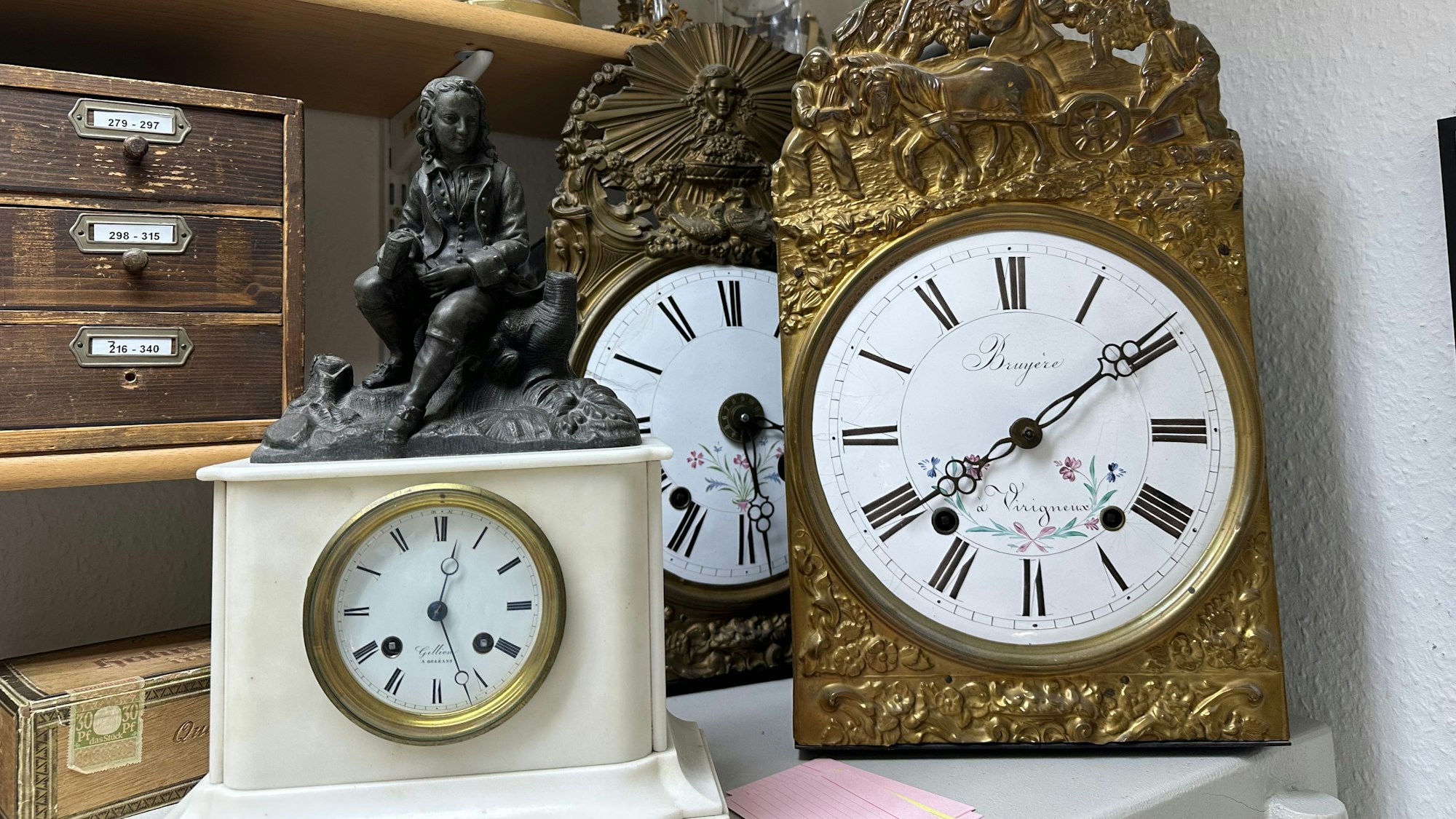 Vielfältig ist die Gestaltung der Uhren.