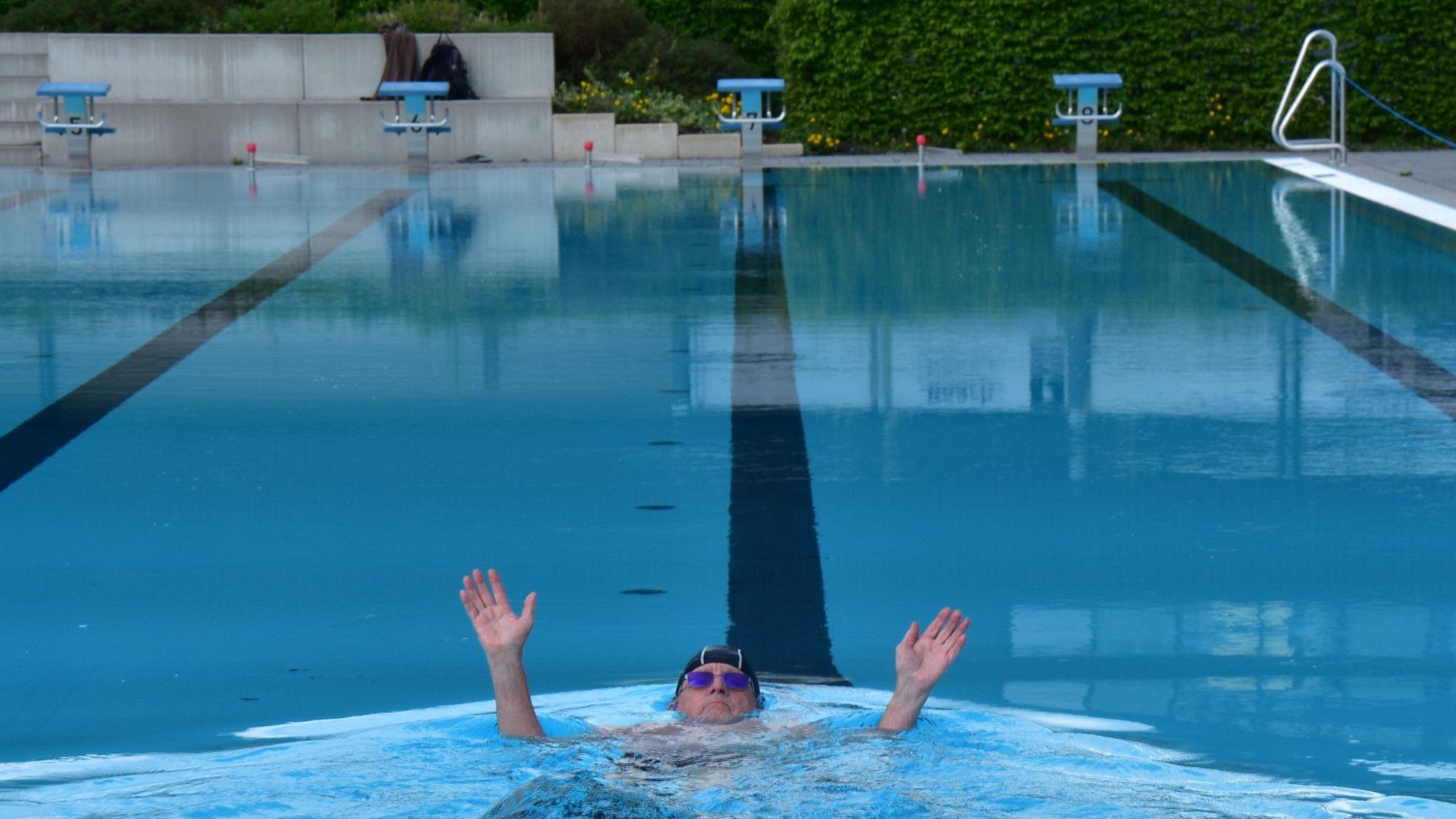Freibad-Saisoneröffnung im Siegburger Oktopus: Franz Friesen (75) zieht beim Osterschwimmen einsam seine Bahnen.