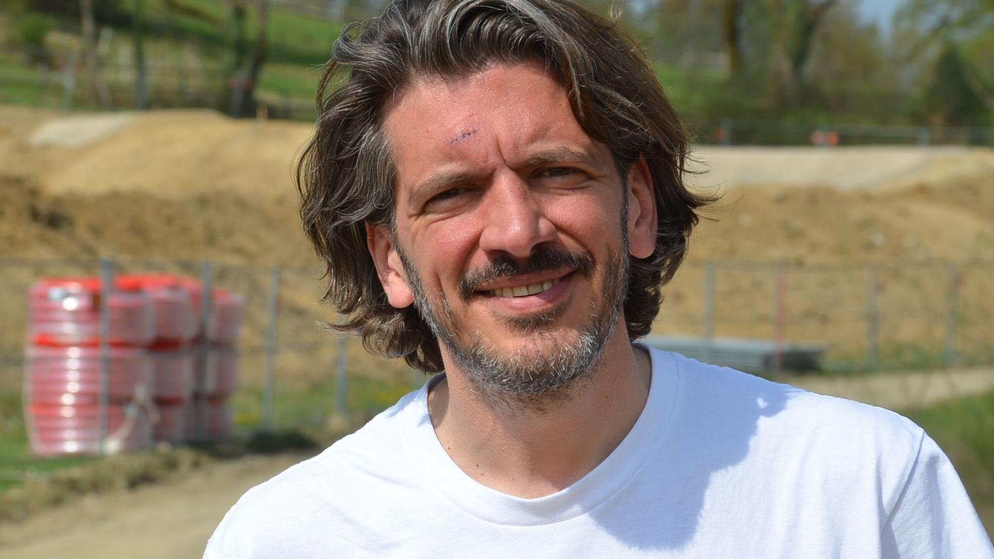 „Die Lage des Platzes mit all ihren Höhen und Tiefen, die war die größte Herausforderung. An anderen Orten arbeiten wir auf der flachen, grünen Wiese – hier eben nicht“, sagt Daniel Rüth, der in Waldbröl verantwortliche Architekt.