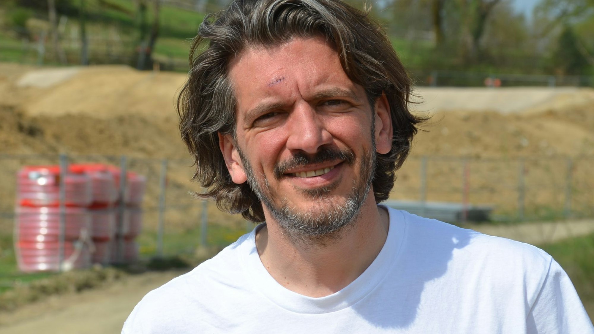 „Die Lage des Platzes mit all ihren Höhen und Tiefen, die war die größte Herausforderung. An anderen Orten arbeiten wir auf der flachen, grünen Wiese – hier eben nicht“, sagt Daniel Rüth, der in Waldbröl verantwortliche Architekt.