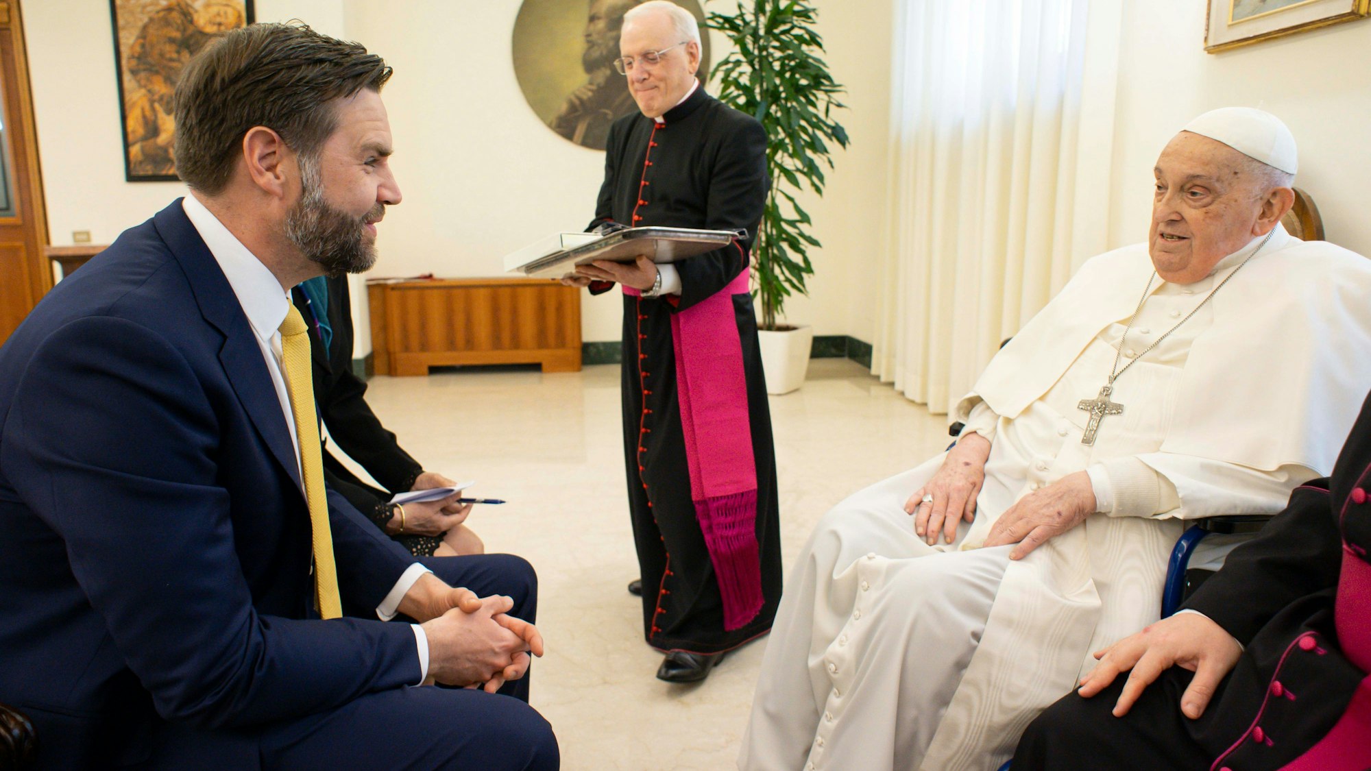 Papst Franziskus empfängt wenige Stunden vor seinem Tod US-Vizepräsident J.D. Vance (l).