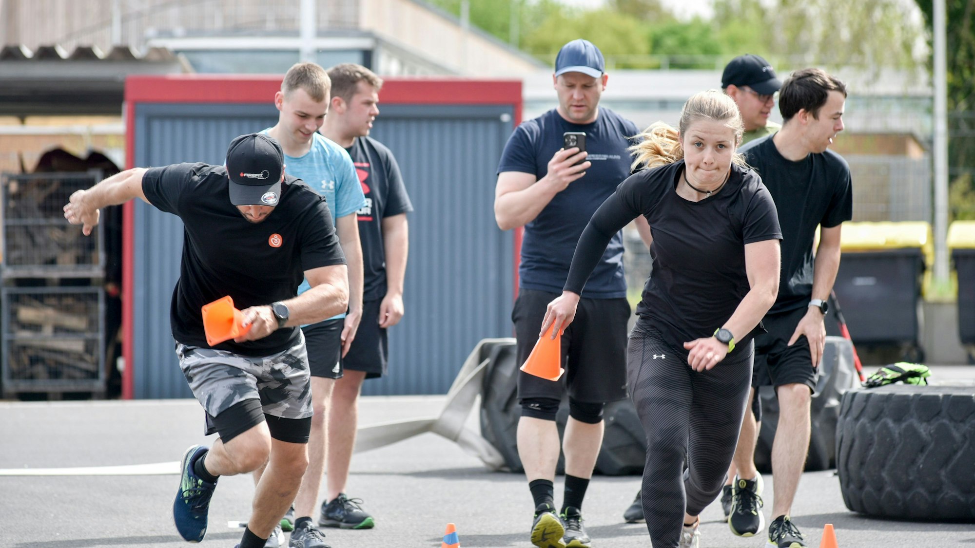 Das Foto zeigt die Sportler bei Lauftraining und Sprintübungen.