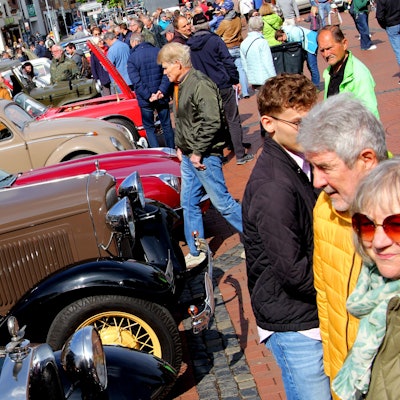Das Foto zeigt Oldtimer und Besucher der Veranstaltung „Ahl Häre, ahl Blech“.