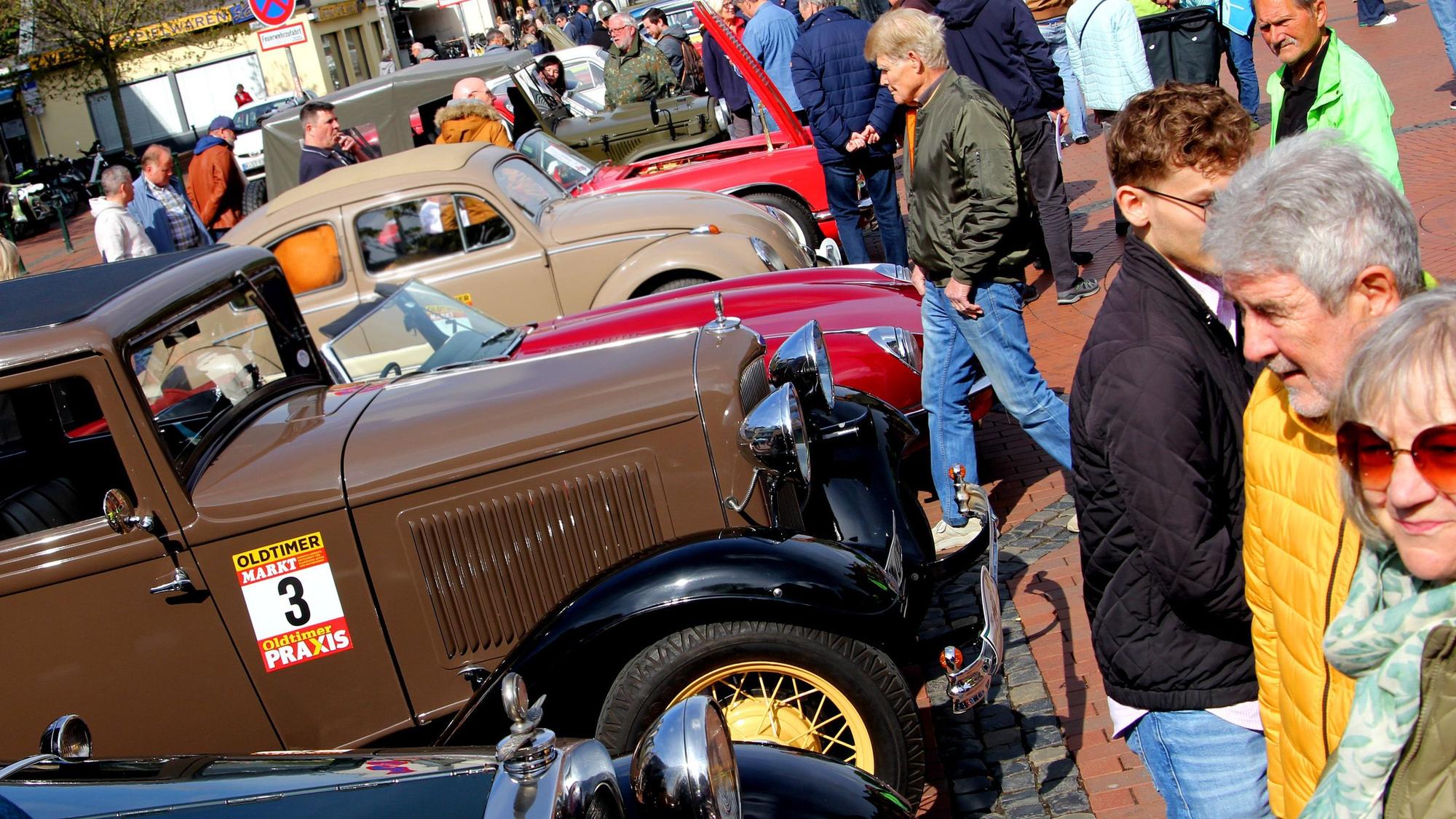 Das Foto zeigt Oldtimer und Besucher der Veranstaltung „Ahl Häre, ahl Blech“.
