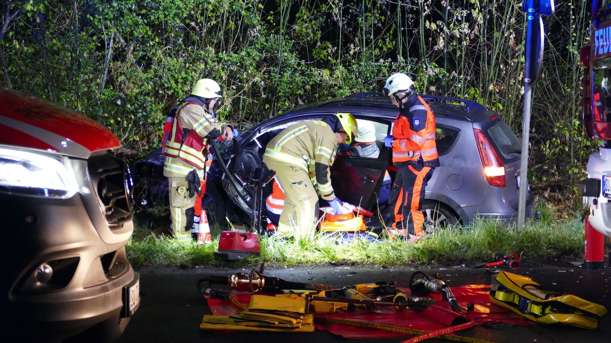 Rettungskräfte neben dem Hyundai, der Ostermontag nach dem Zusammenstoß im Graben gelandet war.