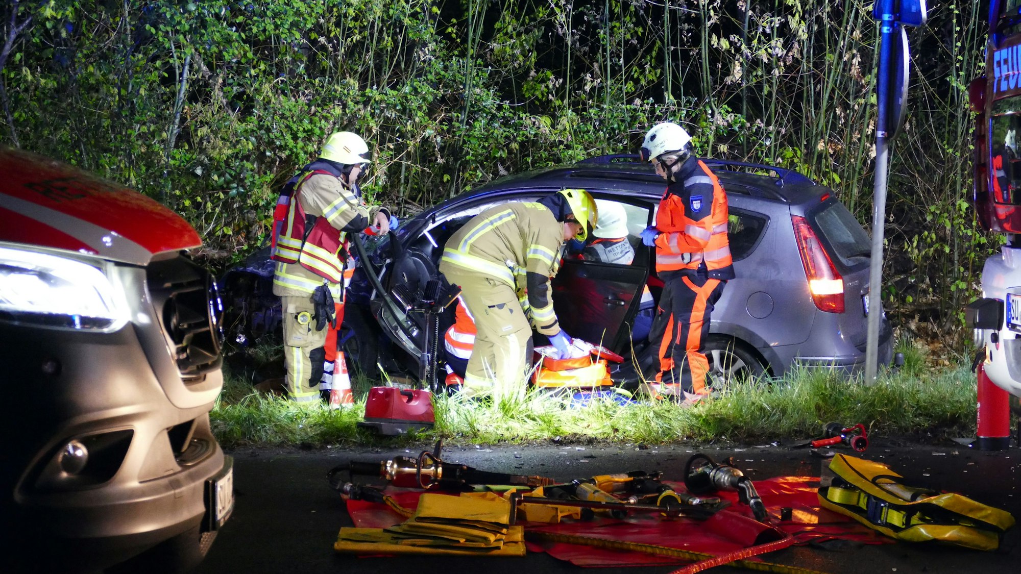 Rettungskräfte neben dem Hyundai, der Ostermontag nach dem Zusammenstoß im Graben gelandet war.
