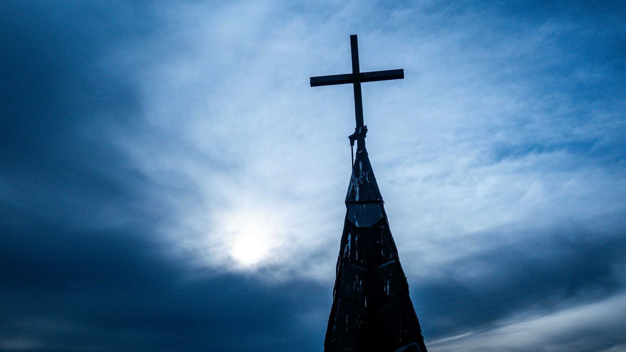 Ein Kirchenkreuz auf dem Dach der entwidmeten ehemaligen katholischen Kirche Mariä Geburt (Luftaufnahme mit einer Drohne). (Archivbild)