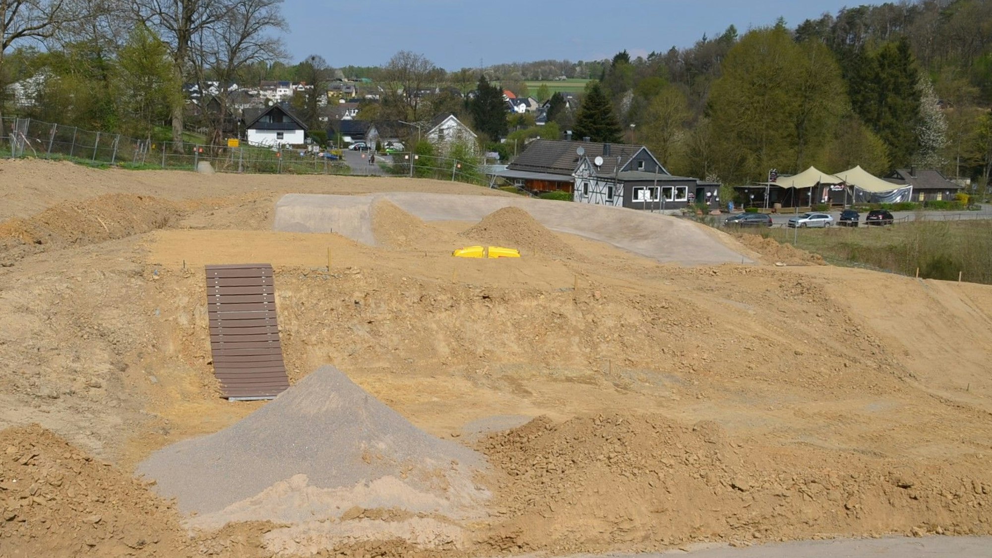 Gebaut wird derzeit noch am Dirt-Track, dem dritten Bereich im Waldbröler Rollsportpark. Dieser könnte noch vor den Sommerferien eingeweiht werden.