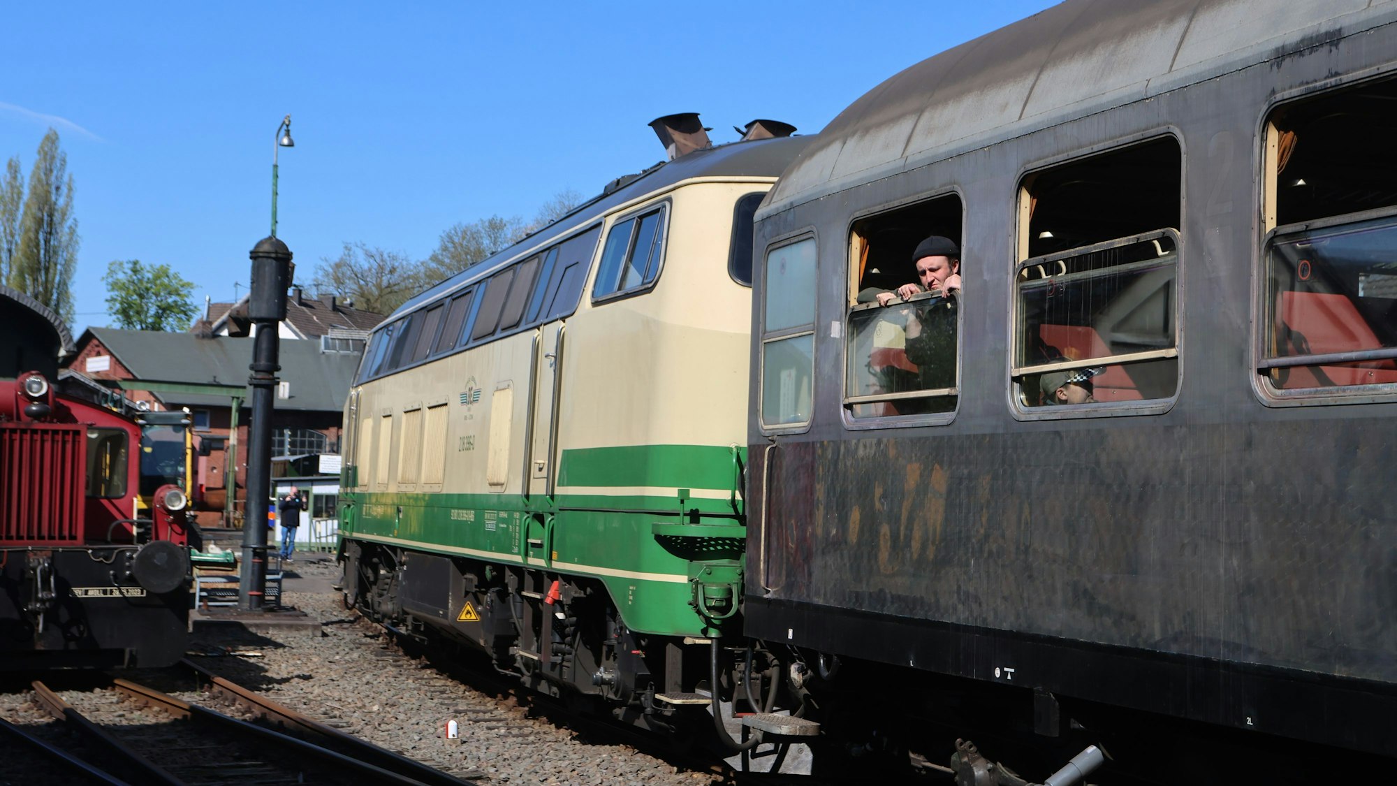 Die Diesellok schiebt den Zug aus dem Museum.