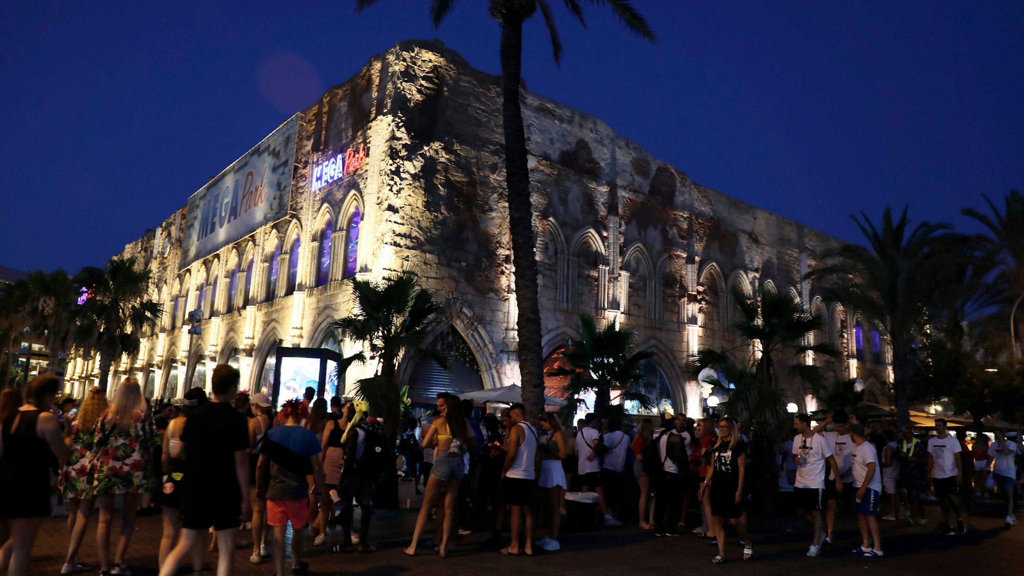 Menschen gehen neben dem Megapark am Strand von Arenal auf Mallorca vorbei. (Archivbild)