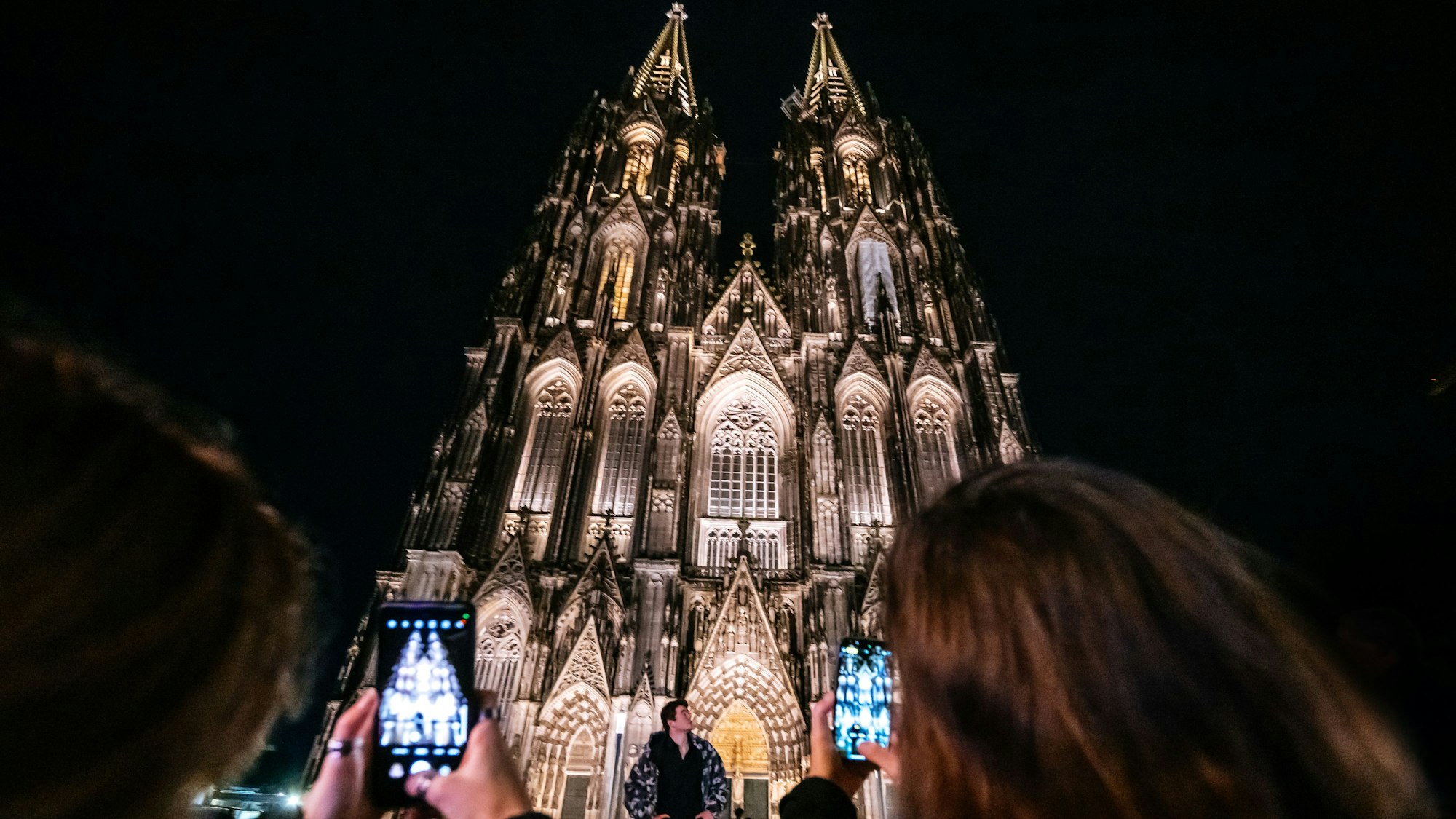 Vom beliebten Foto-Spot vor der Domplatte sind nun noch bessere Fotos in der Dunkelheit möglich.