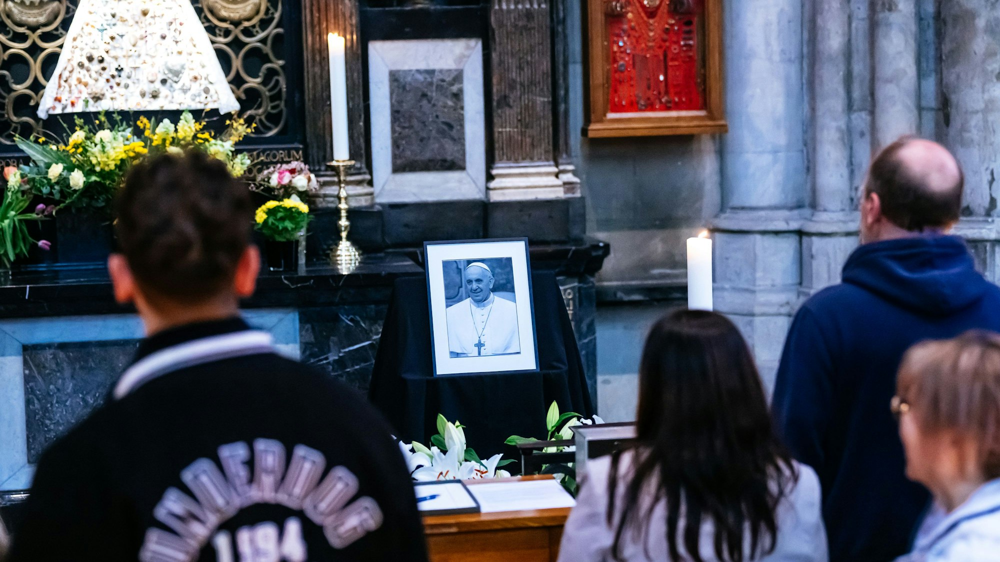 Kondolenzbuch - Papst - Koelner Dom