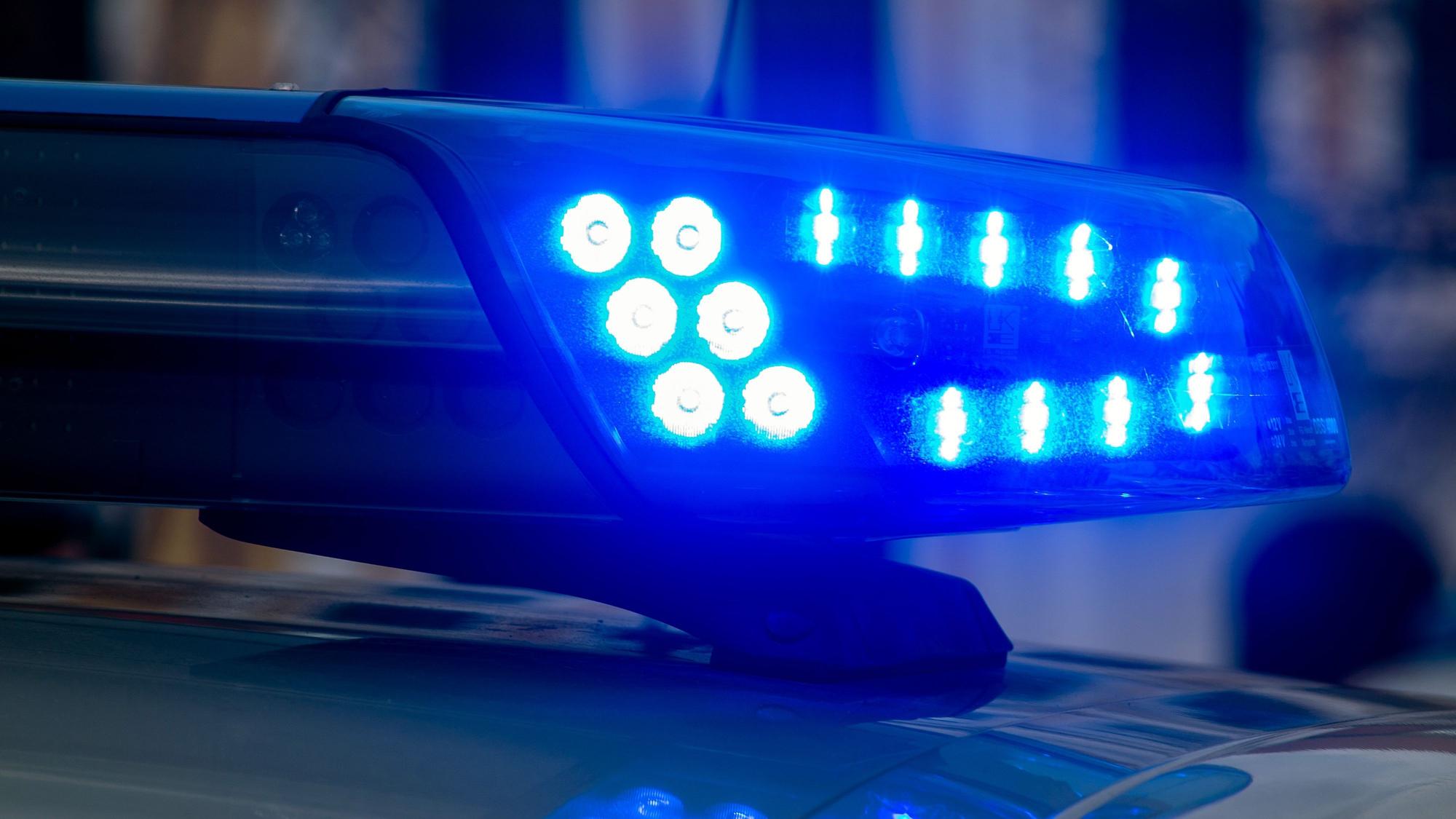 Ein Blaulicht der Polizei leuchtet auf.