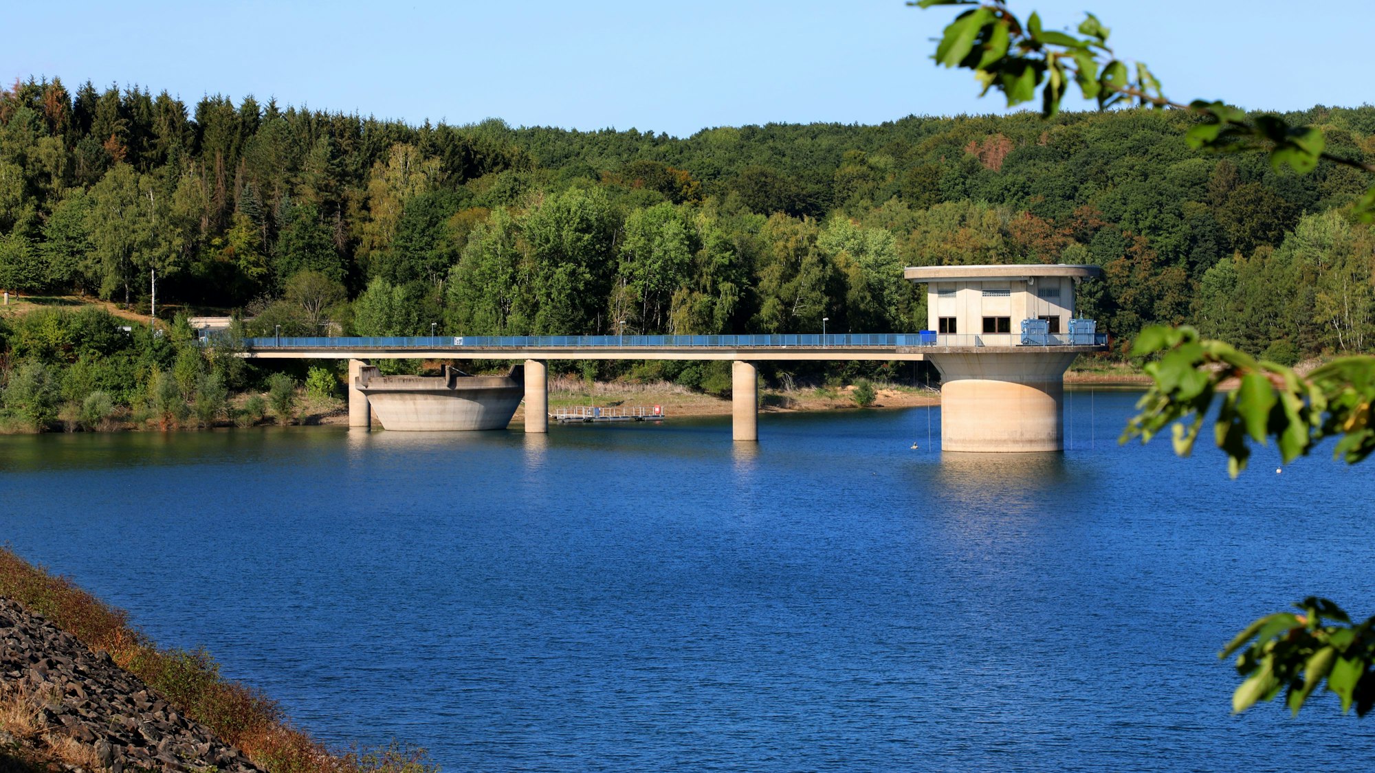 In der Großen Dhünn-Talsperre ist der Wasserentnahmeturm zu sehen.