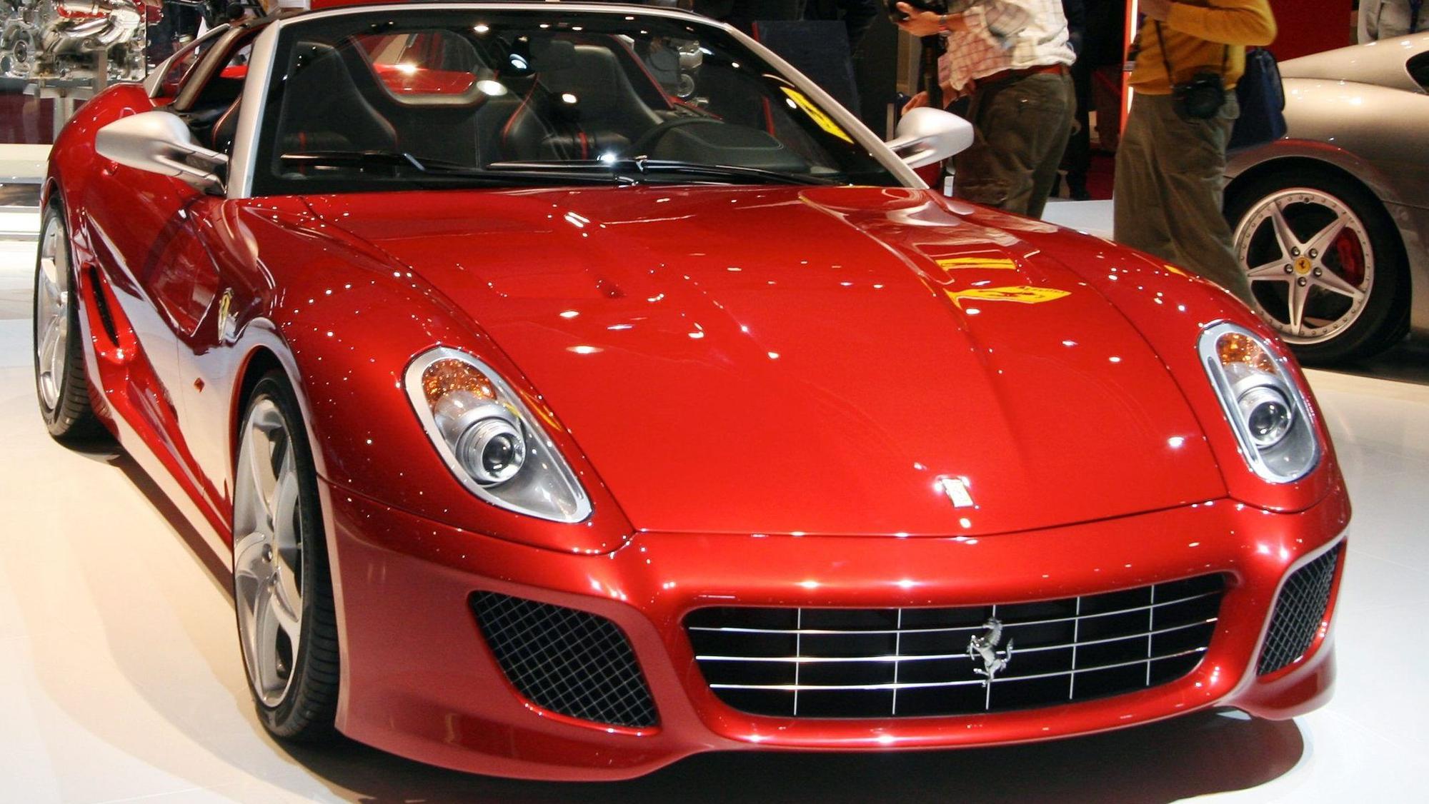 Ein Ferrari steht auf einer Messe.