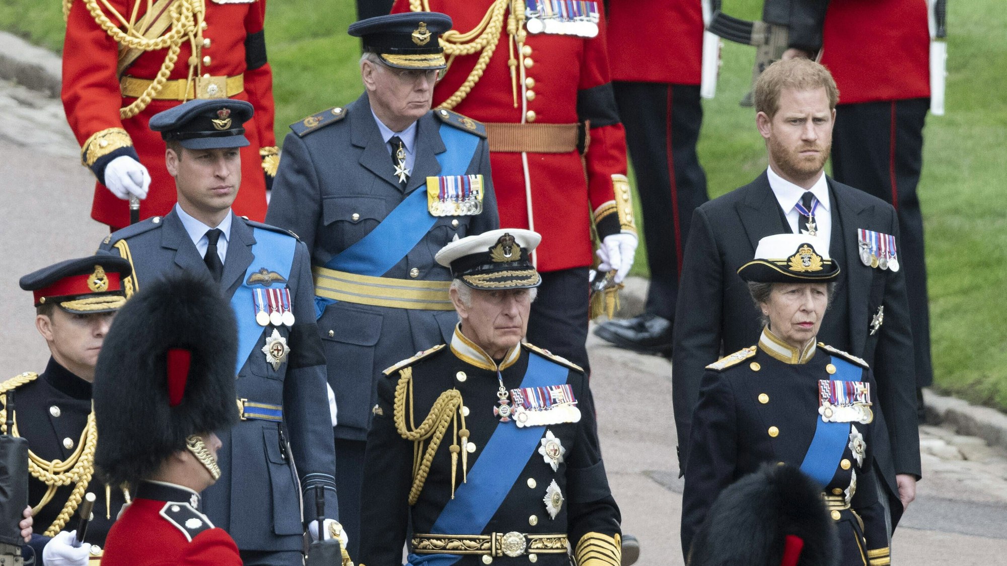 Die britischen Royals beim Trauerzug für Königin Elizabeth.