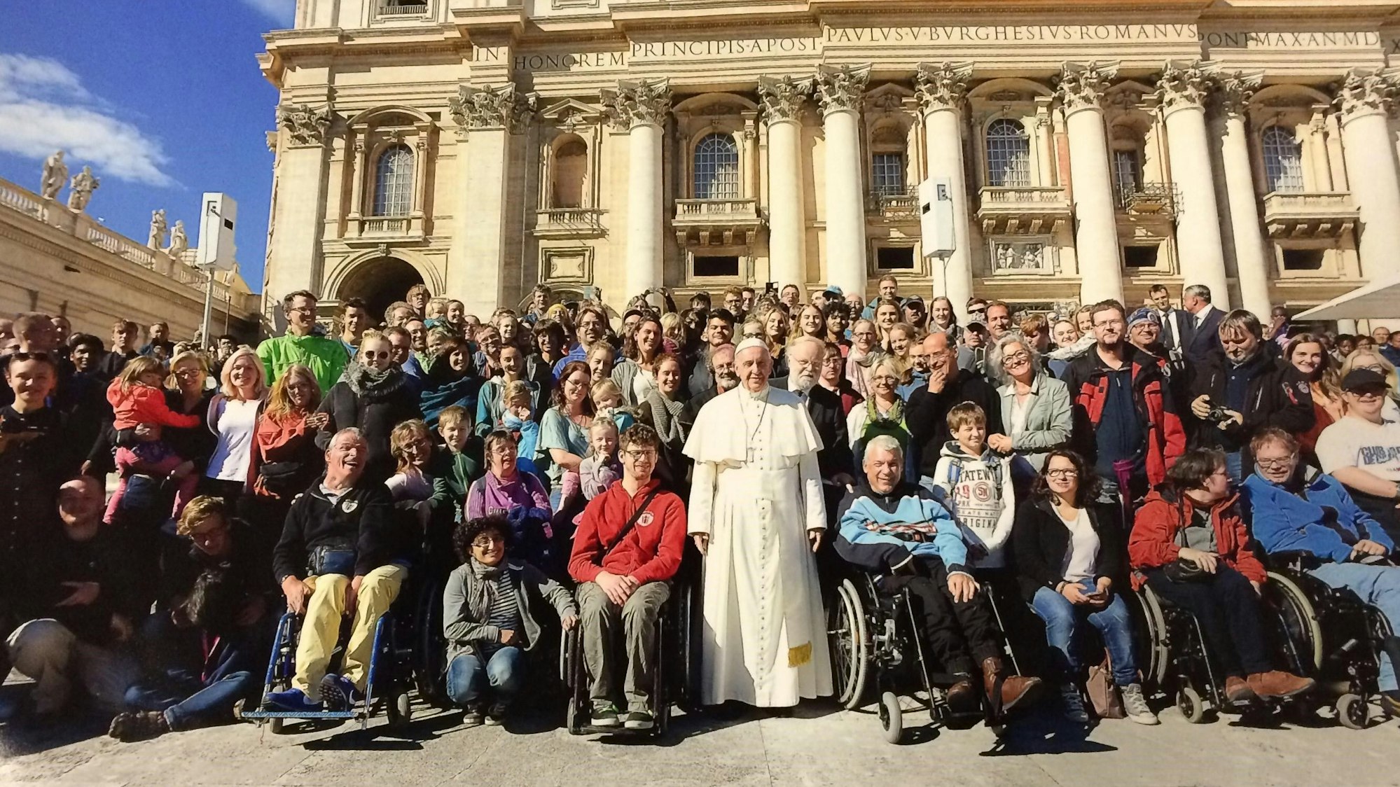 2016 direkt rechts hinter Papst Franziskus: Manfred Lütz im Kreis der Kinder von Brücke-Krücke aus Bonn