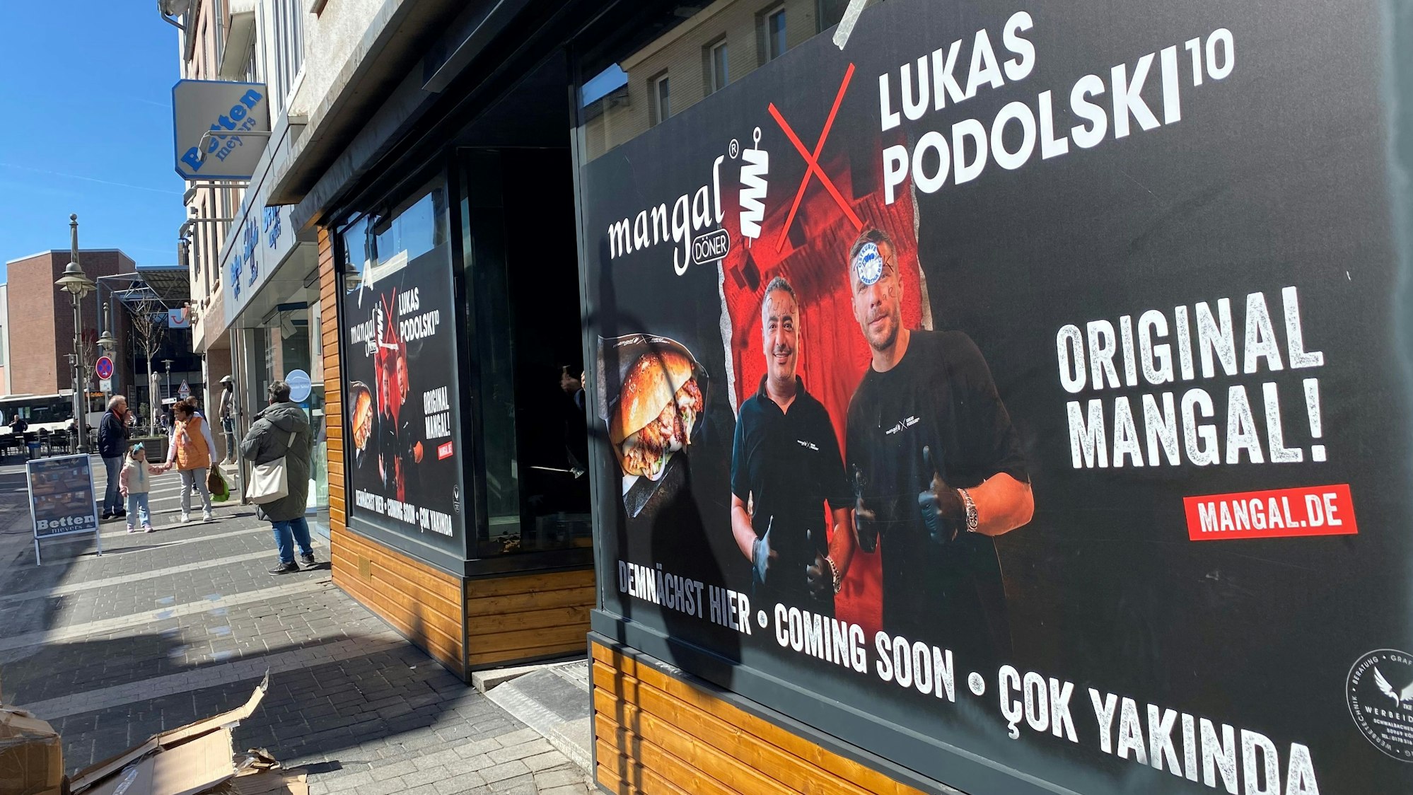 Zu sehen ist das Ladenlokal mit der Werbung für den neuen Döner-Imbiss am Schaufenster.