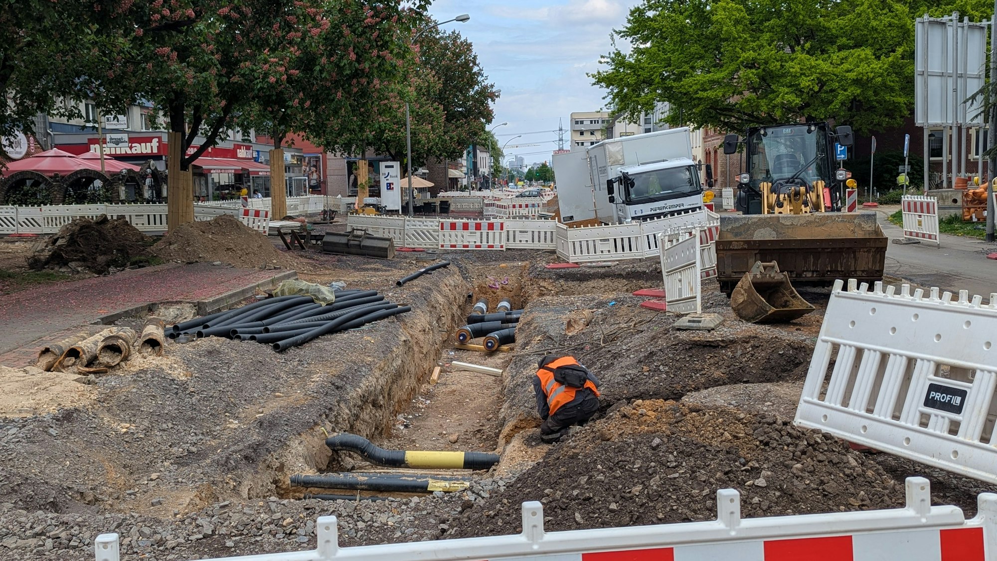 Das Foto zeigt die Verlegung von Fernwärmeleitungen in der Baugrube an der Luxemburger Straße.
