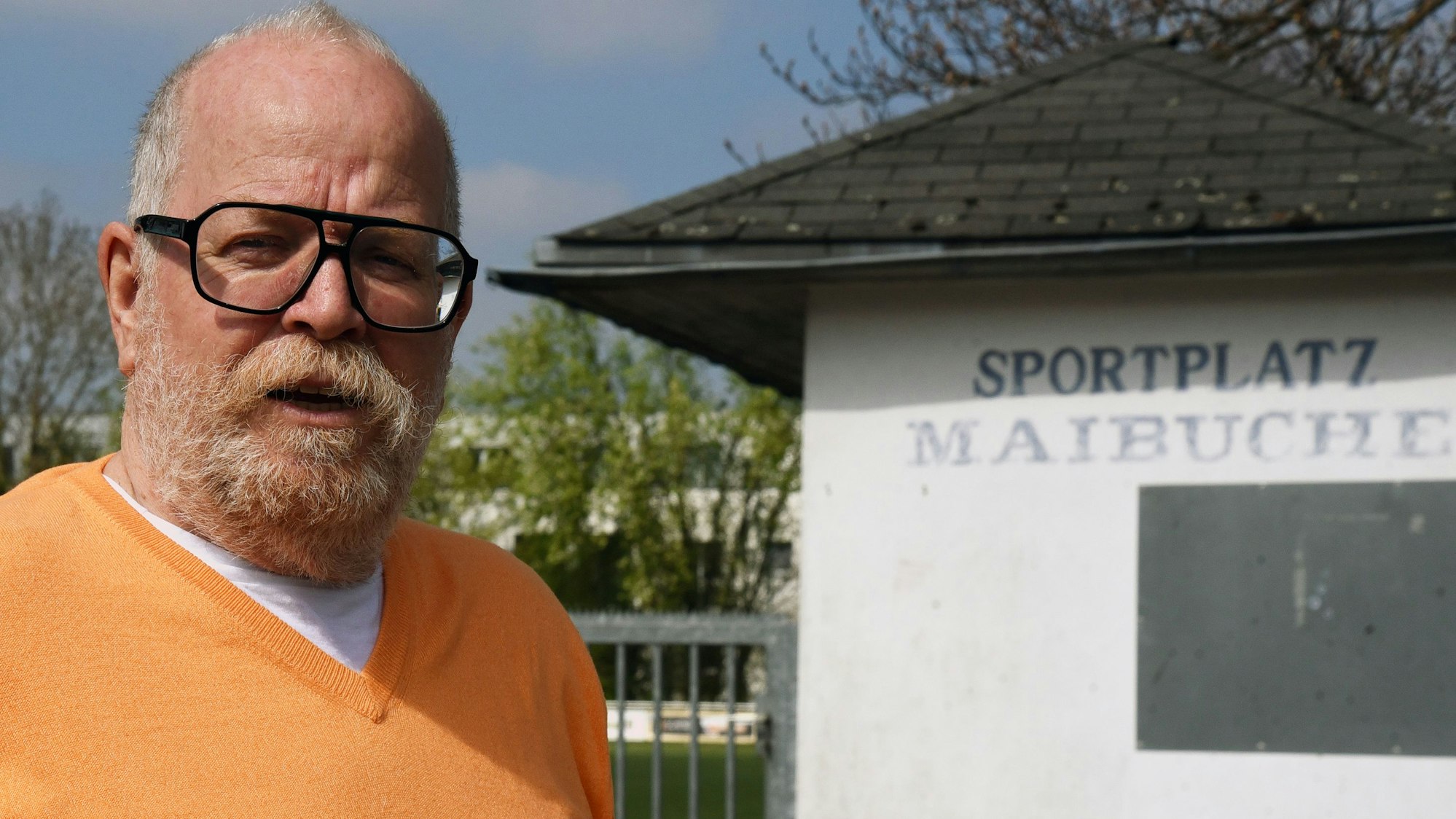 Zu Fuß unterwegs im Waldbröler Bezirk Maibuche rund um den Sportplatz ist der CDU-Kandidat Frank-Peter Twilling. Er tritt dort zum ersten Mal an.
