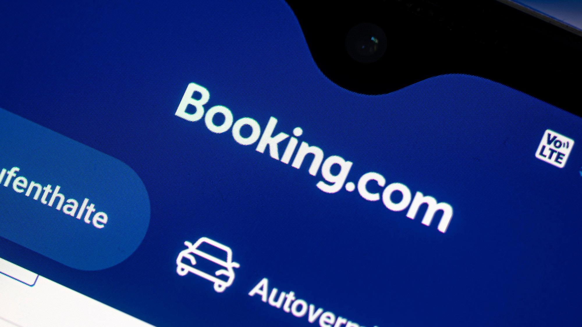 Auf einem Smartphone ist die App des Reiseportals Booking.com zu sehen. Der Internet-Plattform Booking.com droht in einem Rechtsstreit über die Online-Buchung von Unterkünften eine Niederlage.