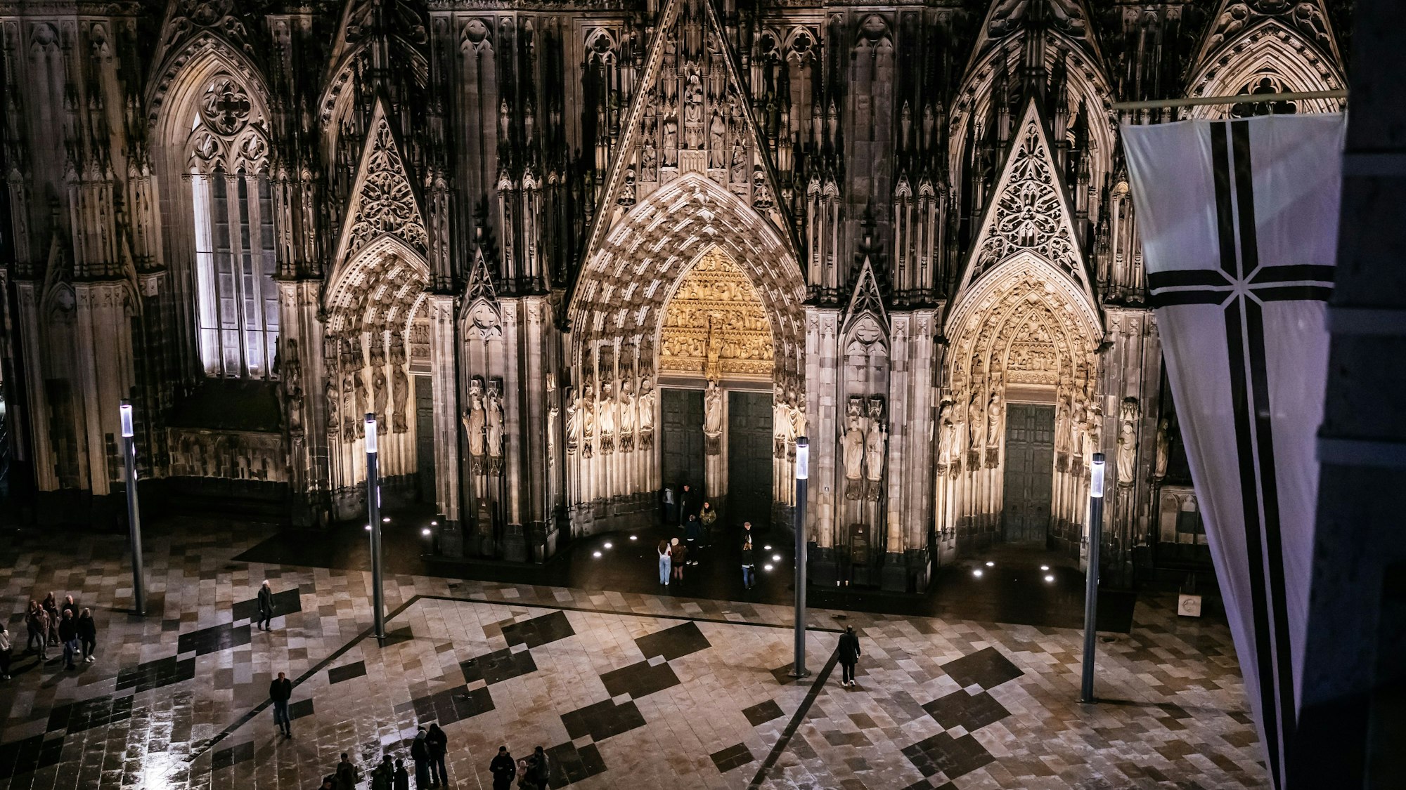 Der Blickwinkel vom Domforum auf das Hauptportal des Kölner Doms.