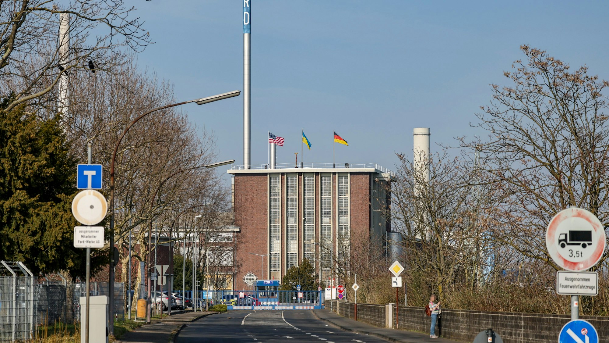 Auf dem Dach des Verwaltungsgebäudes der Ford-Werke wehen Fahnen. (Archivbild)