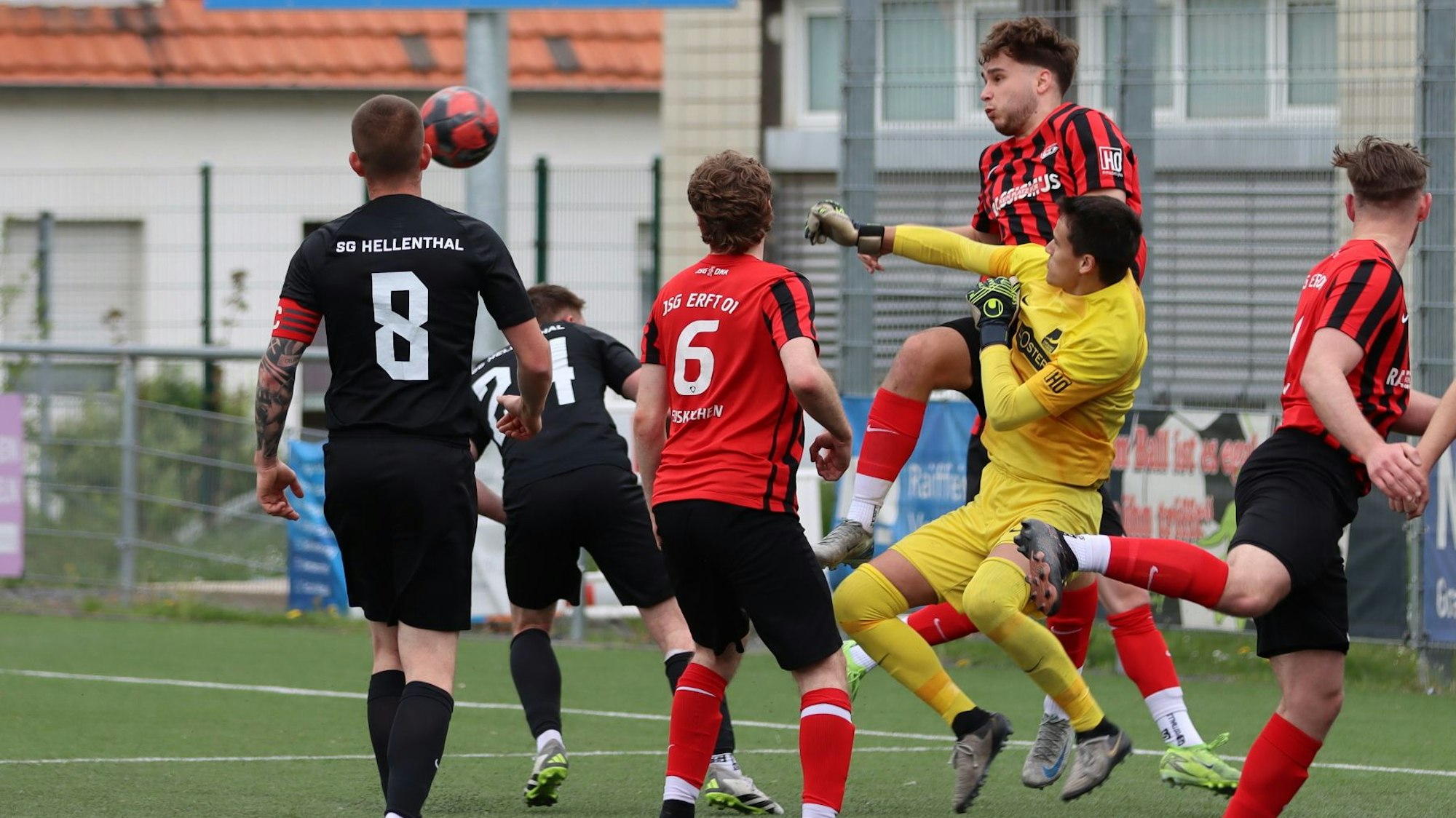 Erft-Schlussmann Max Vornweg faustet einen Ball weg.