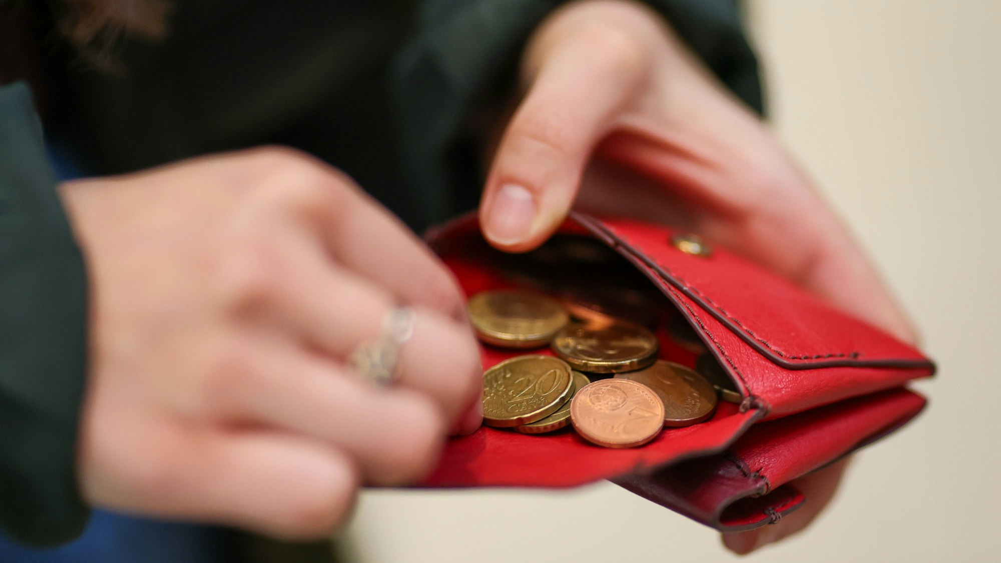 Weil Briten gern per Karte zahlen, landen weniger Münzen in Kindermägen.