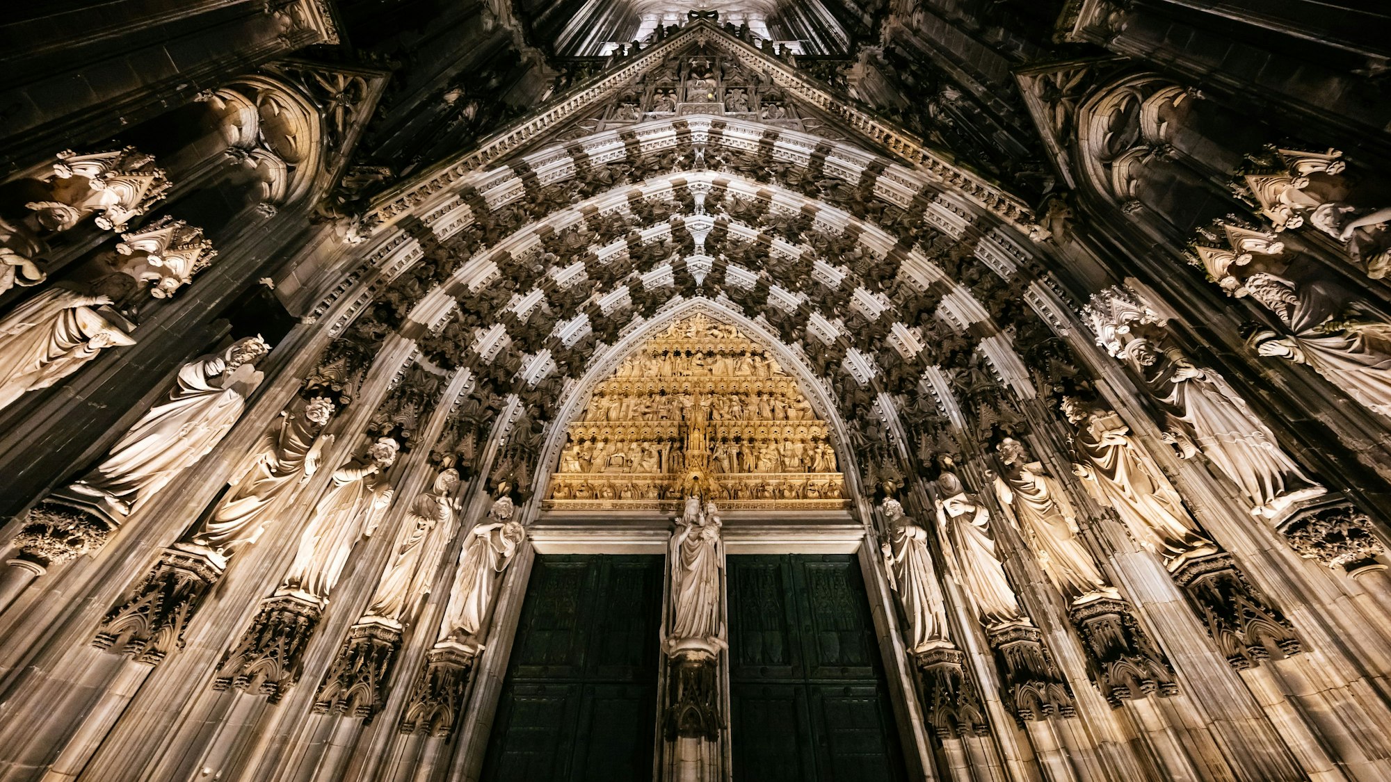 Figuren in jeder Größe sowie die bogenhaften Elemente des Hauptportals erscheinen durch die neue Dombeleuchtung klarer sowie deutlicher dreidimensional.