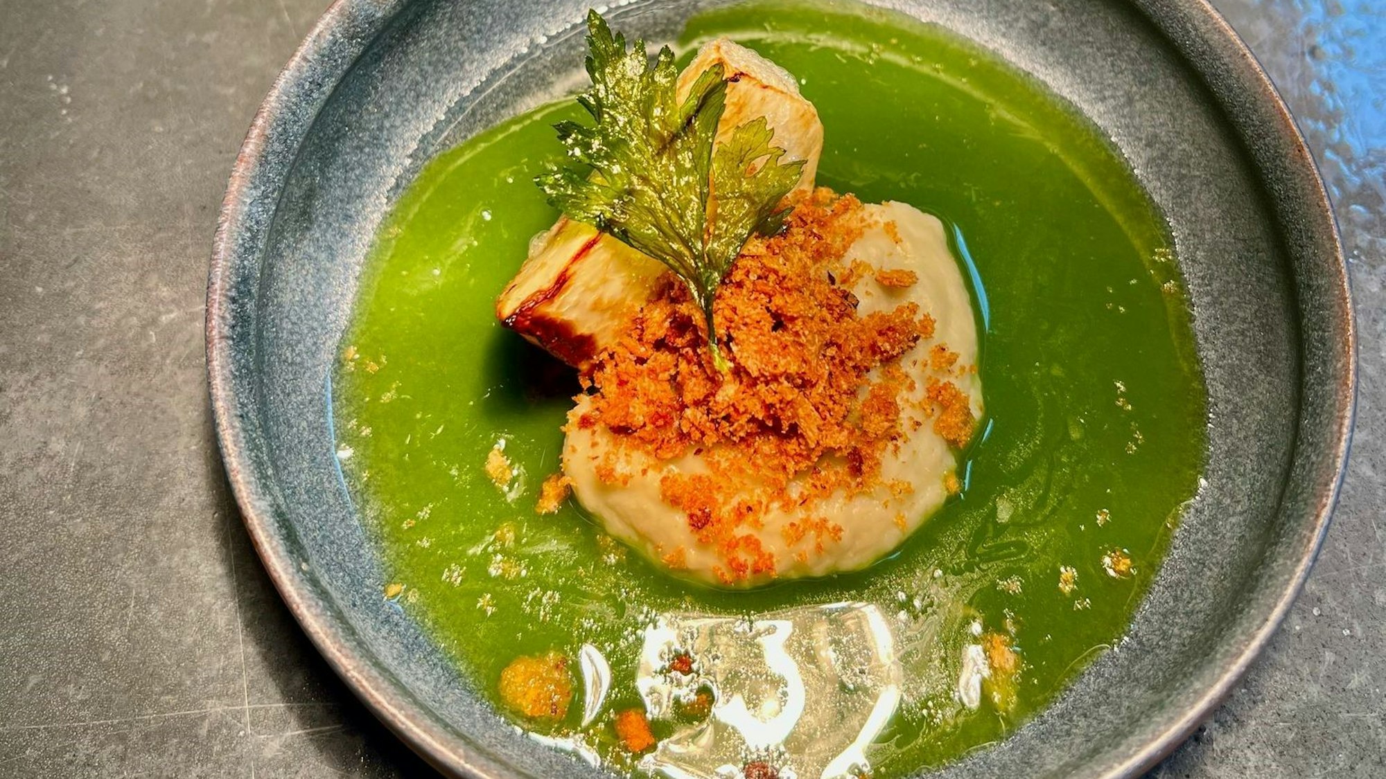 Ein Gang aus Kohlrabi, Fenchelpüree und Staudenselleriesud