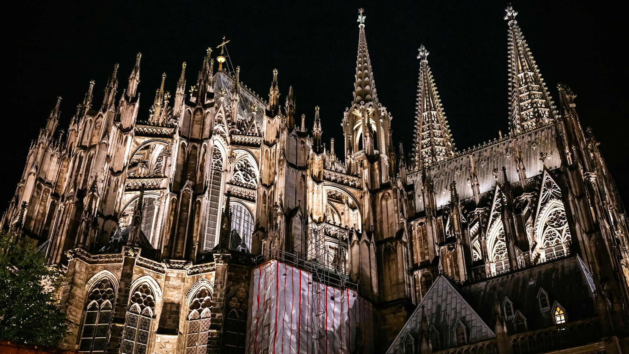 Die Rückansicht des Doms gibt mit der neuen LED-Beleuchtung viel mehr Details preis.