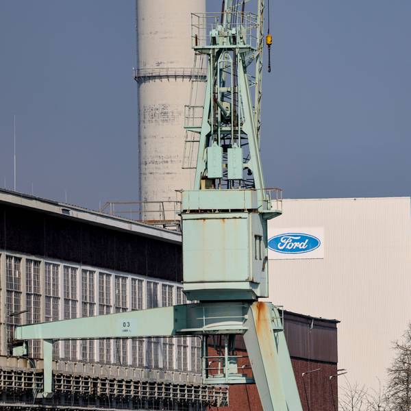 Ein Kran steht vor dem Ford Werk in Niehl