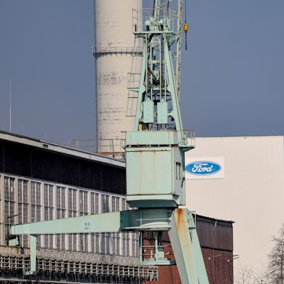 Ein Kran steht vor dem Ford Werk in Niehl