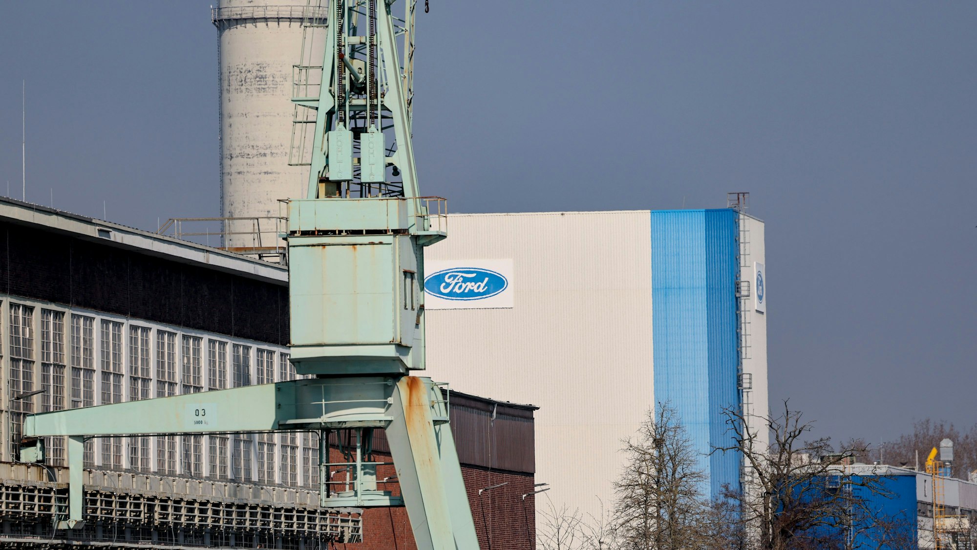 Ein Kran steht vor dem Ford Werk in Niehl