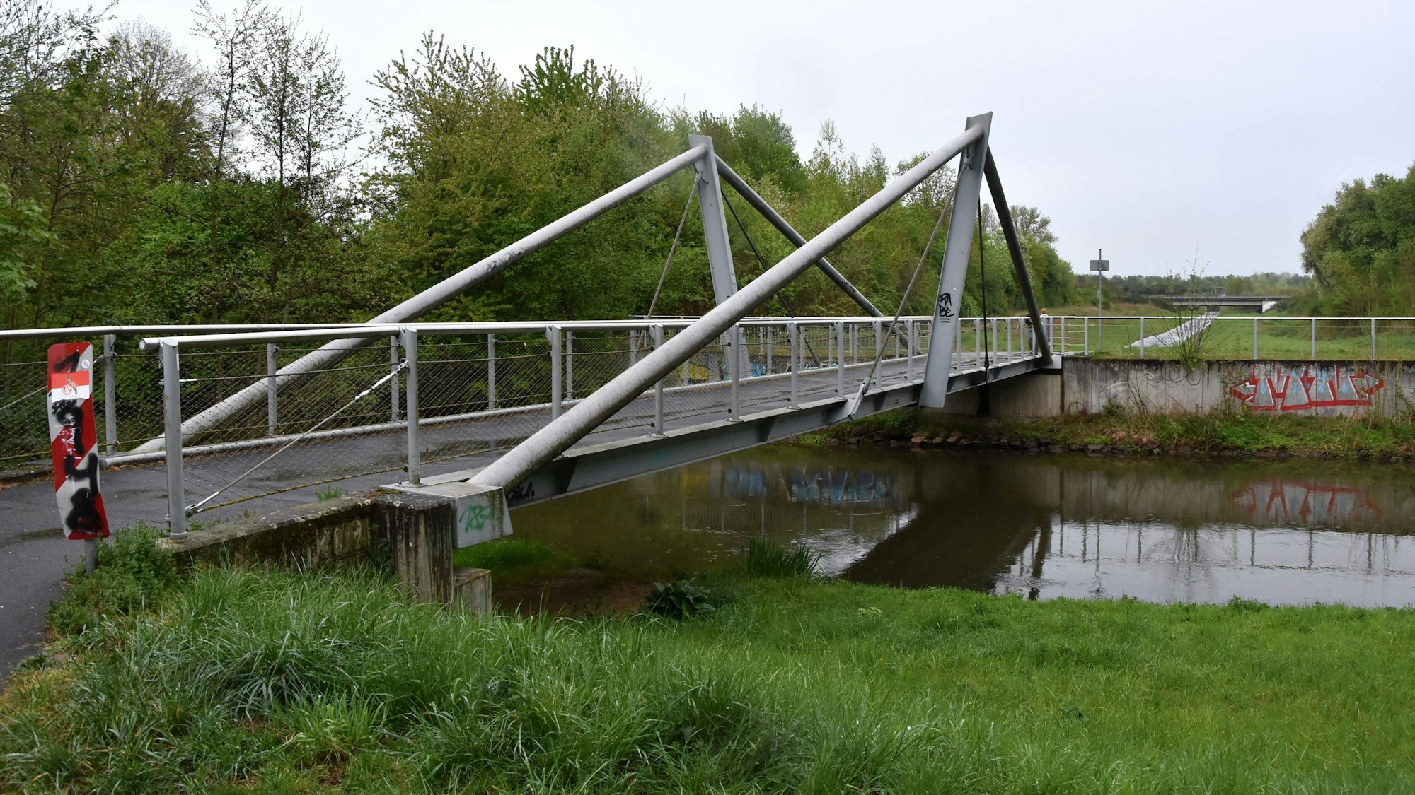 Zu sehen ist eine Brücke über die Erft.