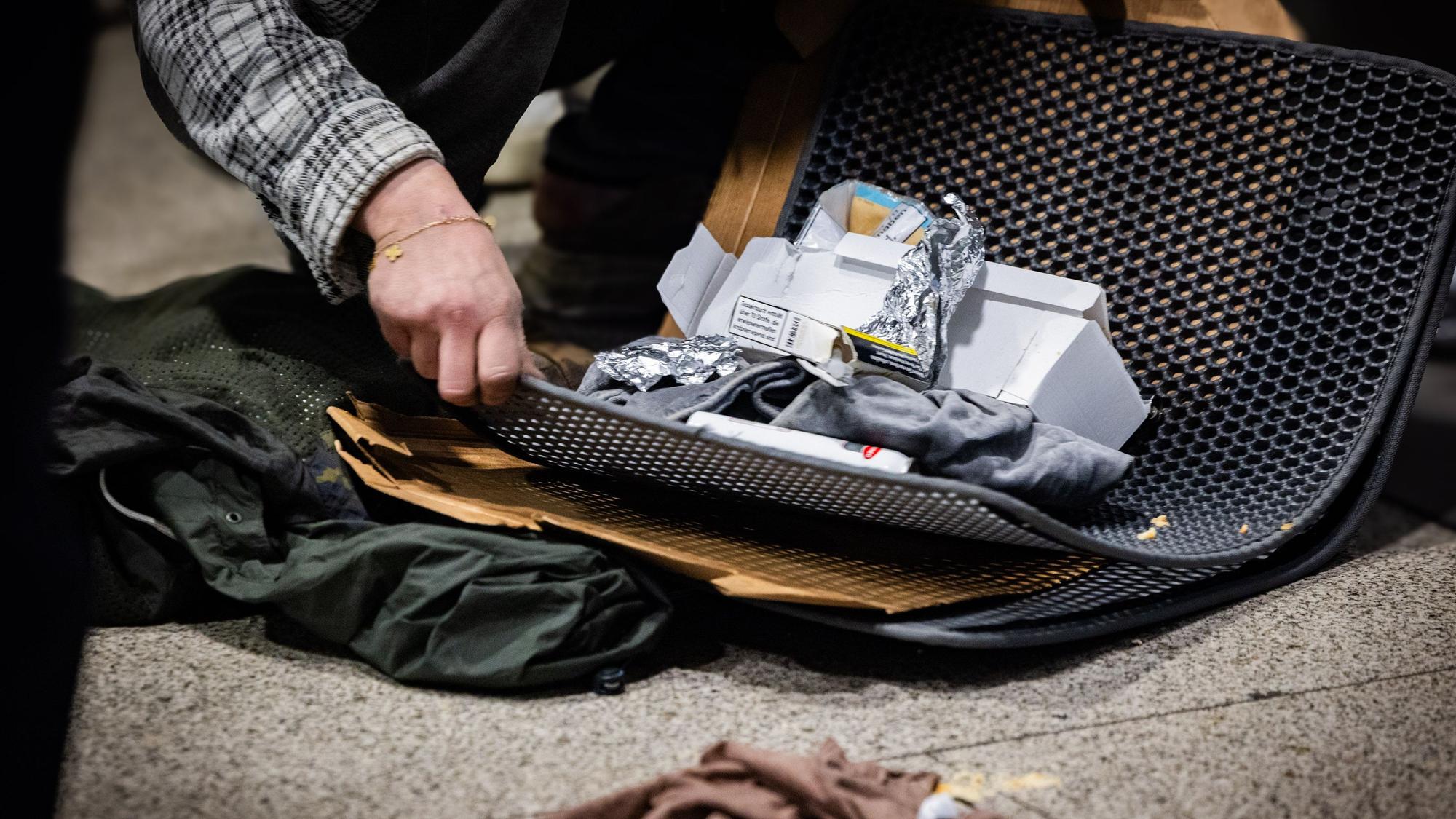 Bei gemeinsamen Kontrollen von Polizei, KVB und Ordnungsamt finden die Beamten immer wieder Drogen und Bestecke.