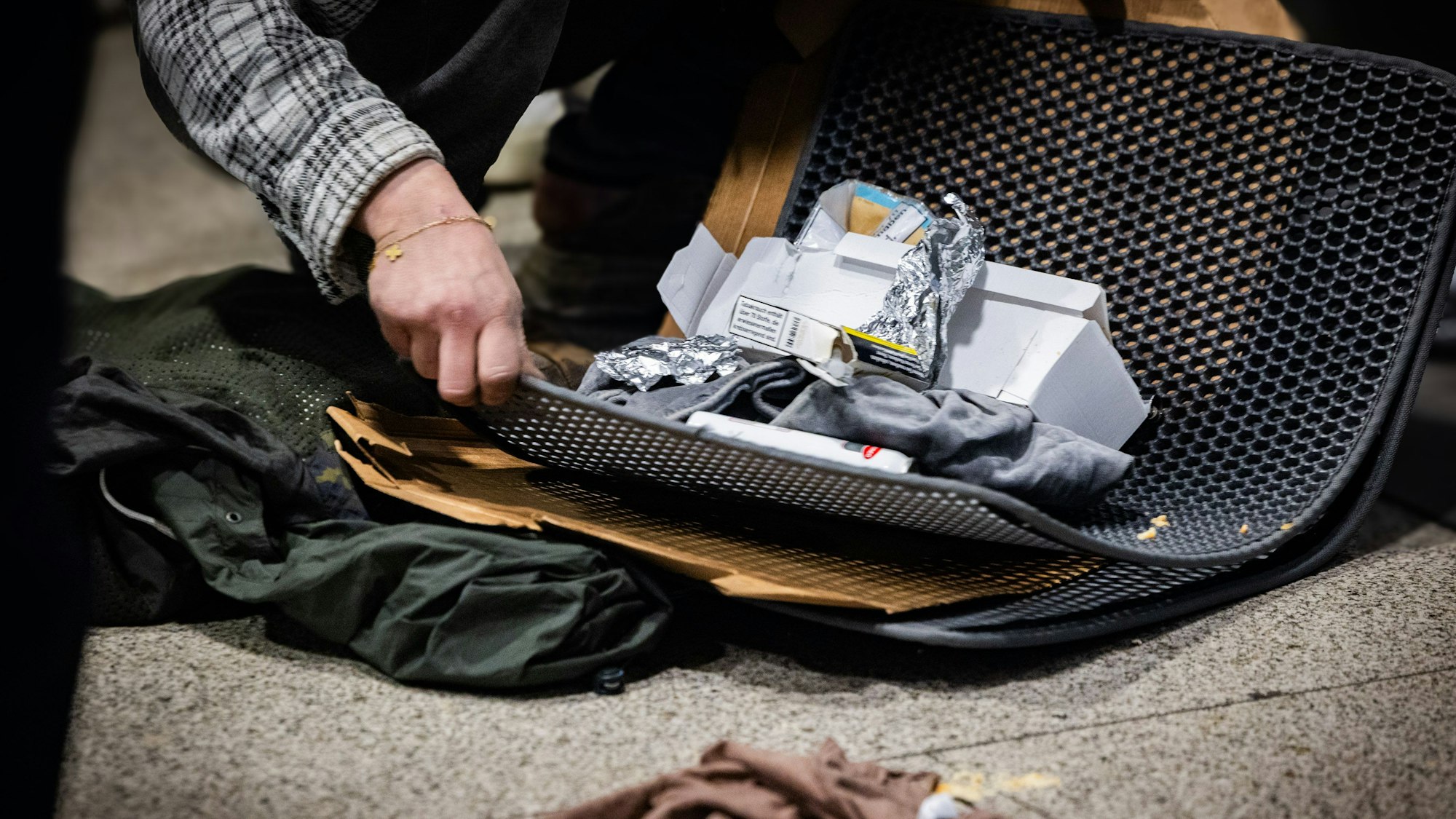 Bei gemeinsamen Kontrollen von Polizei, KVB und Ordnungsamt finden die Beamten immer wieder Drogen und Bestecke.