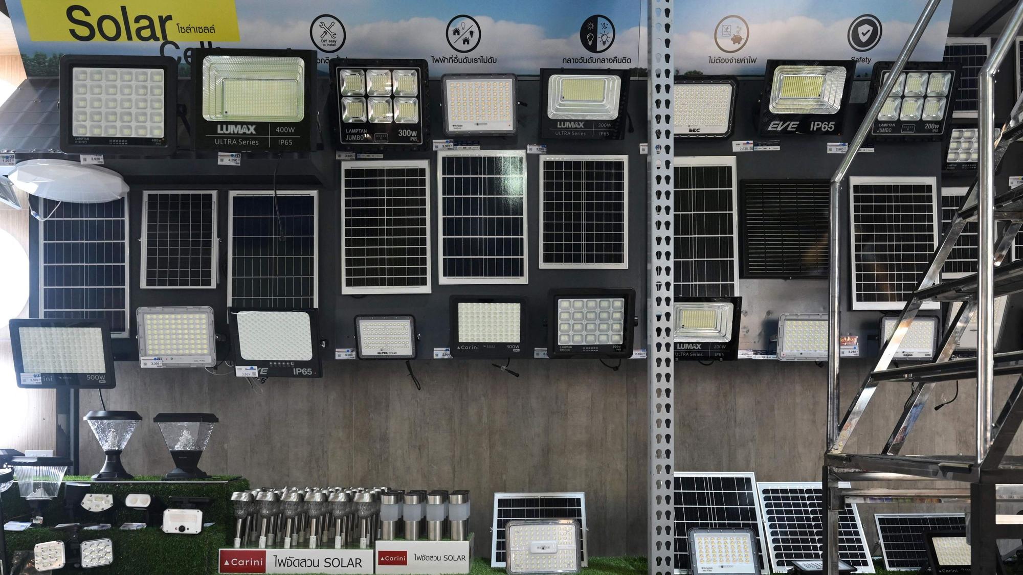Solarpanele werden in einem Geschäft in Bangkok angeboten.
