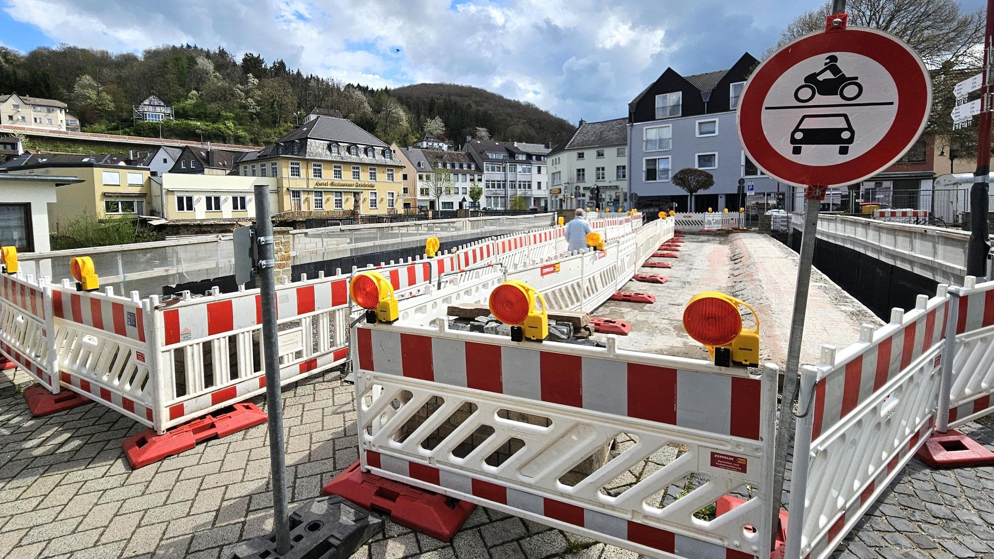 Blick auf die mit Baken abgesperrte Brücke.