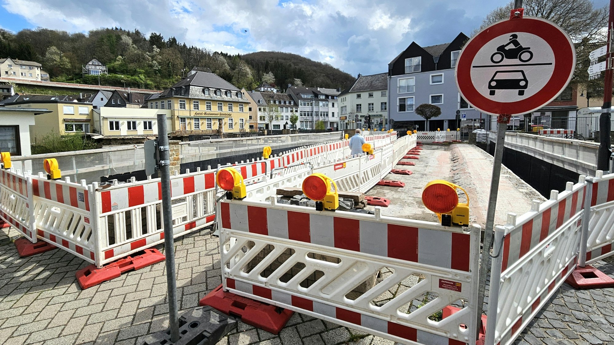 Blick auf die mit Baken abgesperrte Brücke.