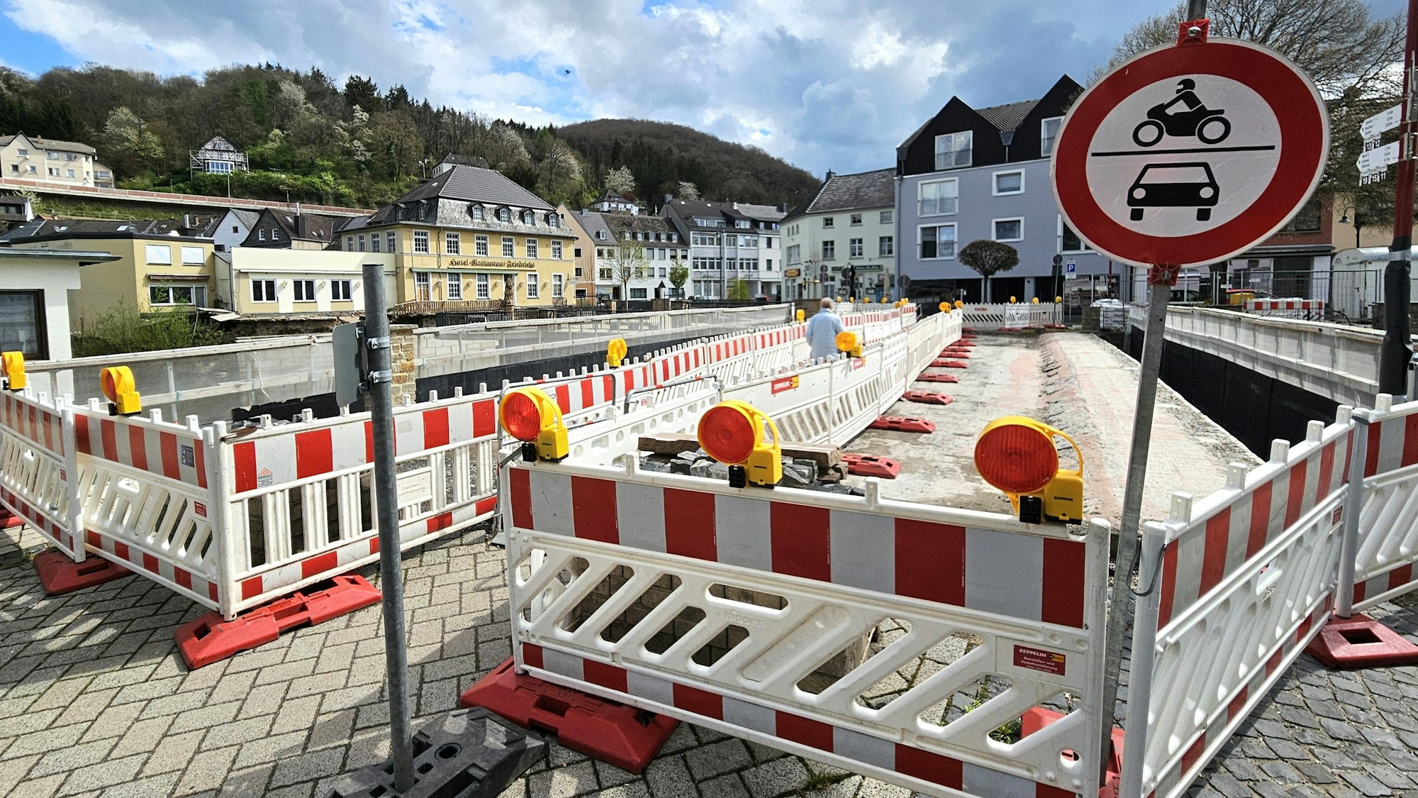 Blick auf die mit Baken abgesperrte Brücke.