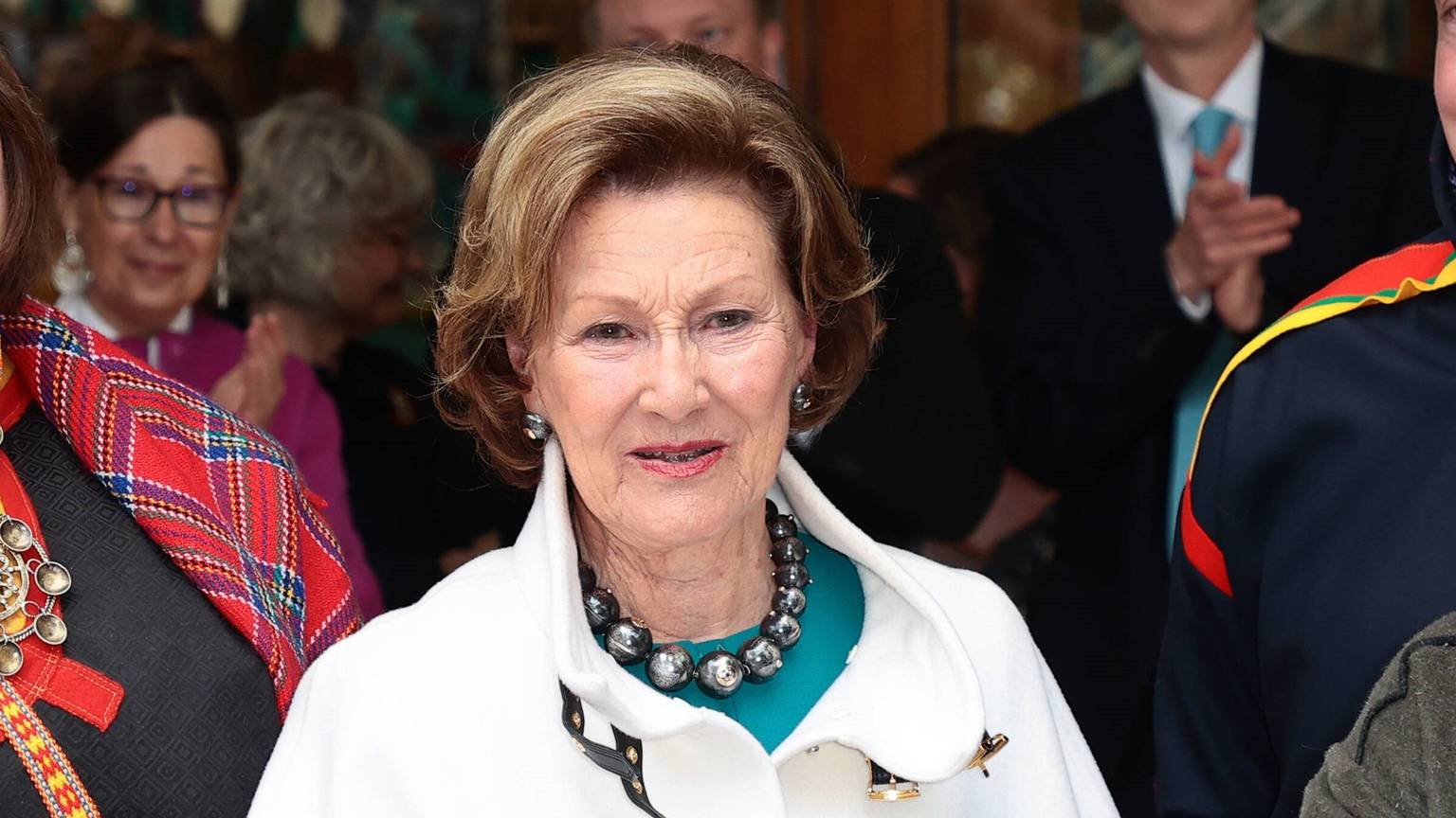Königin Sonja von Norwegen bei einem Empfang.