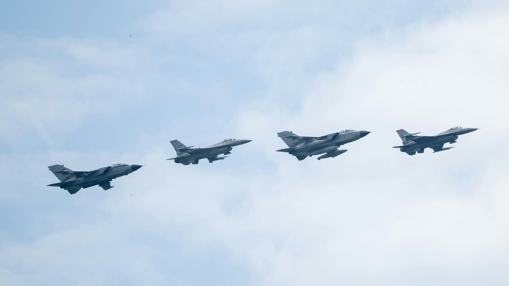 Kampfjets in der Luft (Symbolfoto).