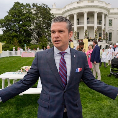 Das Bild zeigt US-Verteidigungsminister Pete Hegseth beim traditionellen Osterrollen im Garten des Weißen Haus. Foto: Alex Brandon/AP/dpa +++ dpa-Bildfunk +++