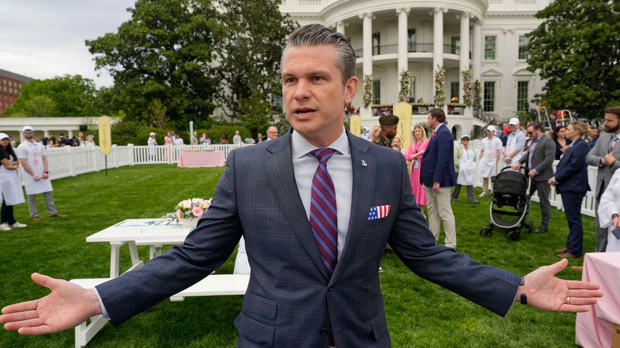 Das Bild zeigt US-Verteidigungsminister Pete Hegseth beim traditionellen Osterrollen im Garten des Weißen Haus. Foto: Alex Brandon/AP/dpa +++ dpa-Bildfunk +++